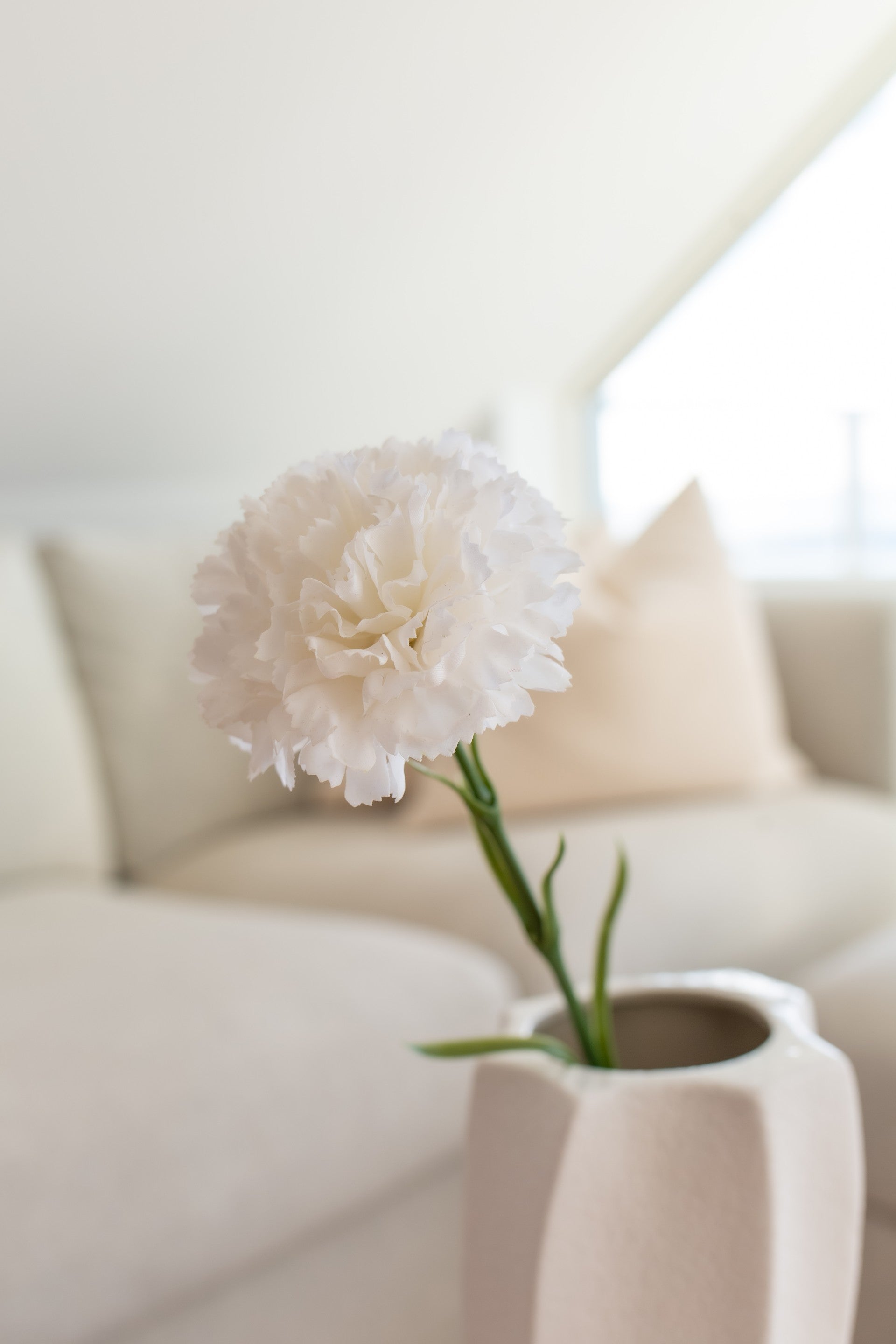 Kunstig nellik hvit med naturtro detaljer og fyldig blomsterhode