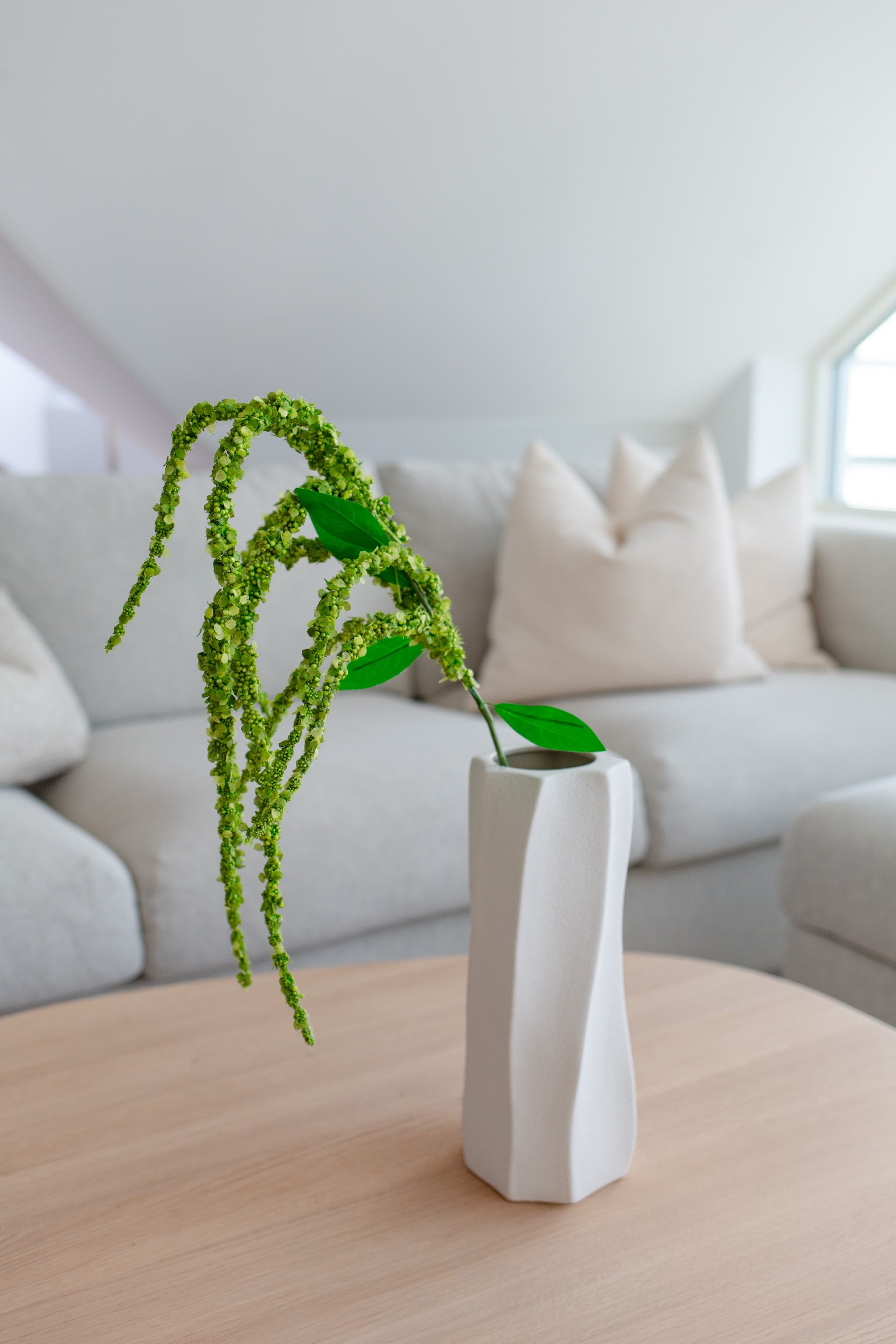 Kunstig amaranthus i lys grønn farge med lange hengende ranker og naturtro uttrykk