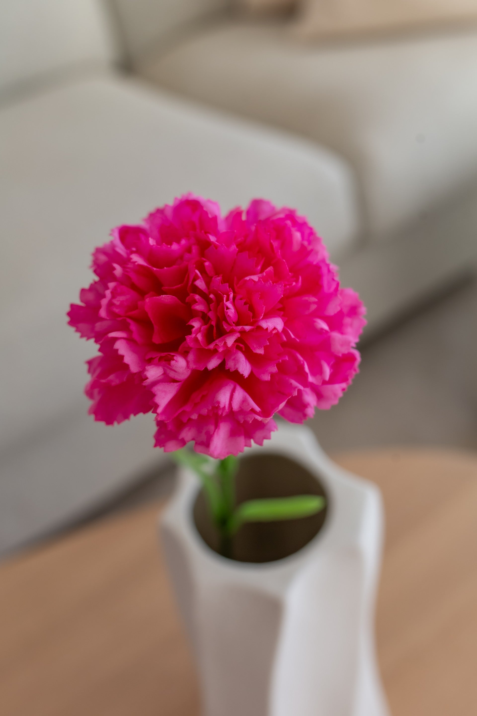 Elegant kunstig nellik i mørk rosa som passer i kunstige buketter
