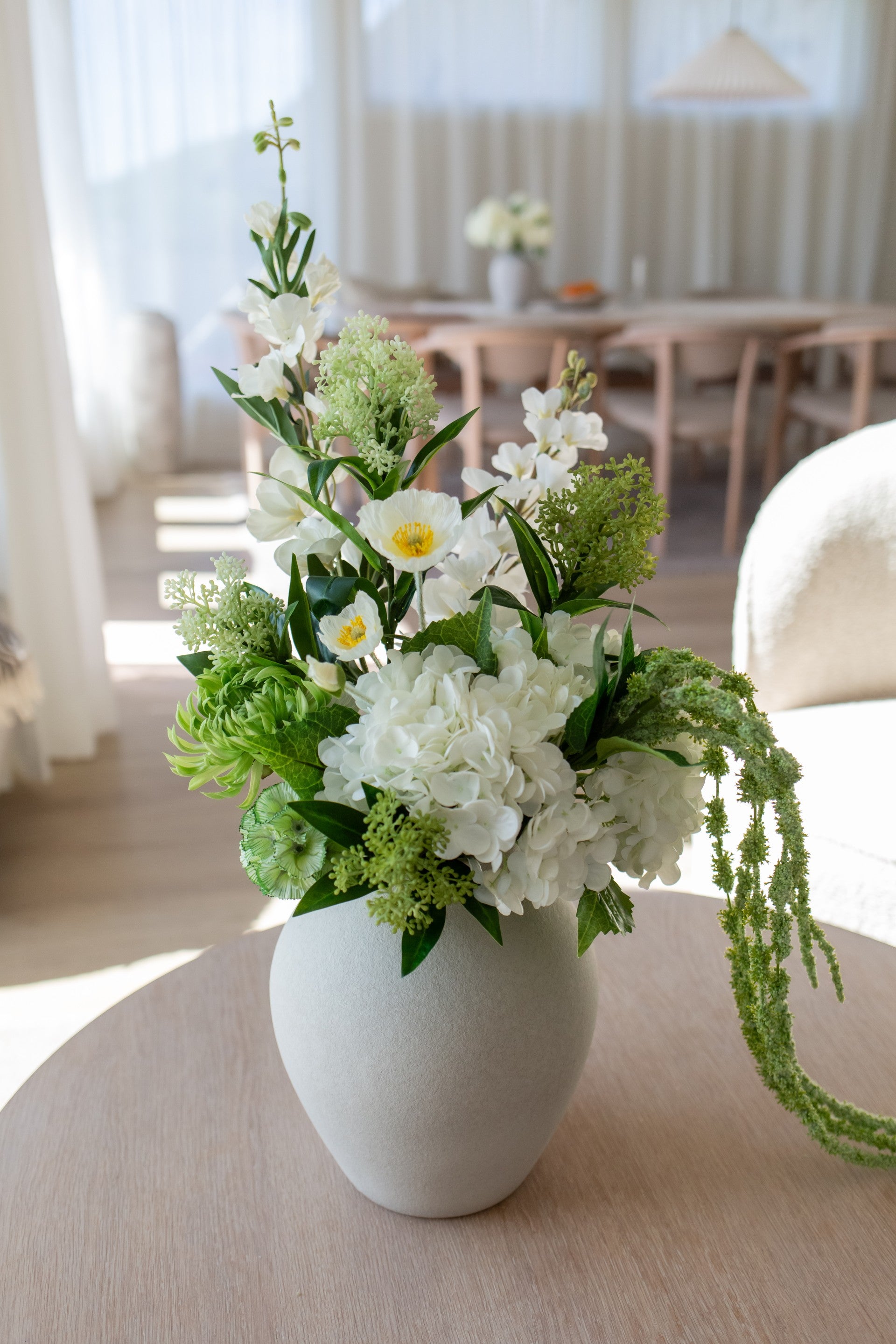 Kunstig blomsterbukett Daggry i vase med naturtro kunstige blomster i hvite og grønne toner