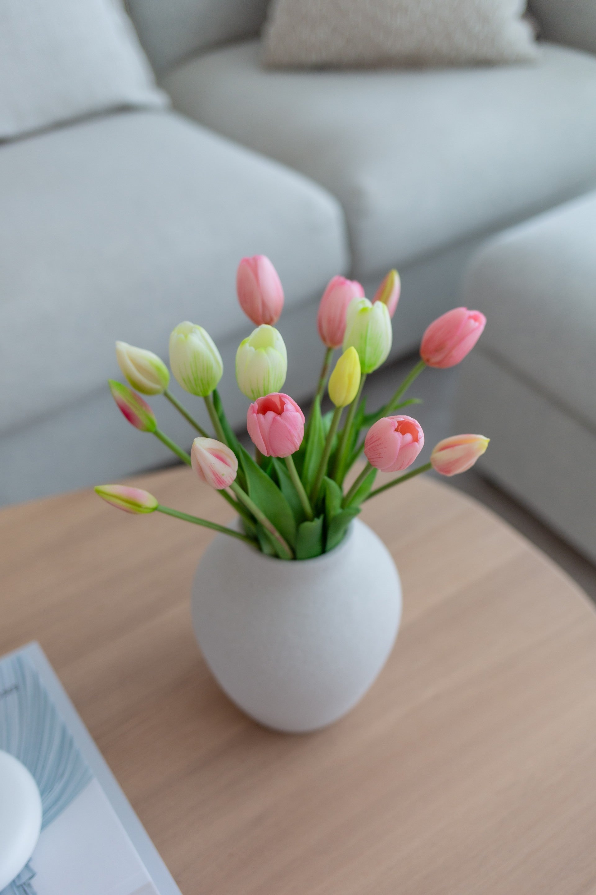 Kunstig blomsterbukett Mild Vår med rosa og hvite tulipaner