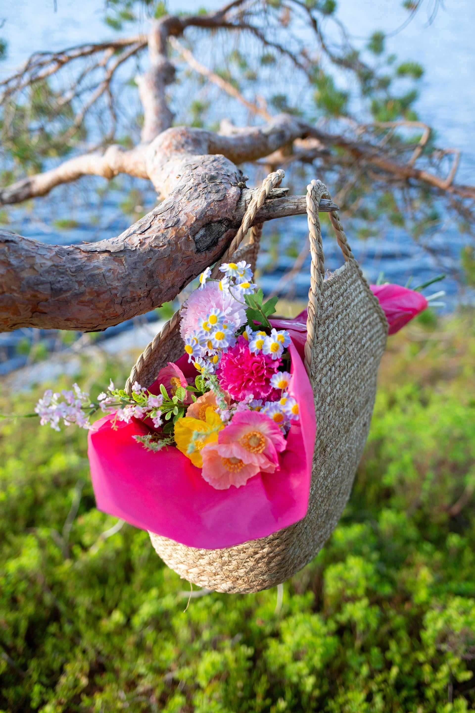 Kunstig blomsterbukett Sommereng med naturtro kunstige blomster i rosa, gule og blå toner