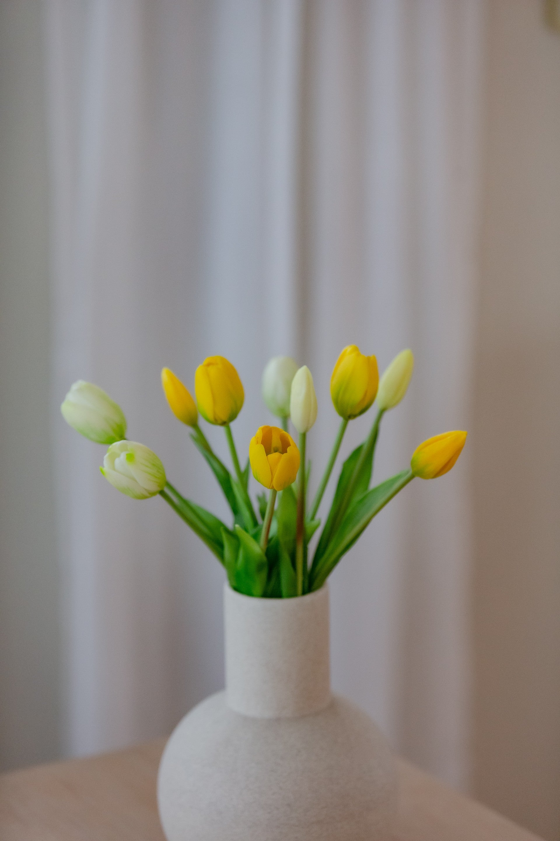 Kunstig tulipanbukett i gule og hvite toner i vase