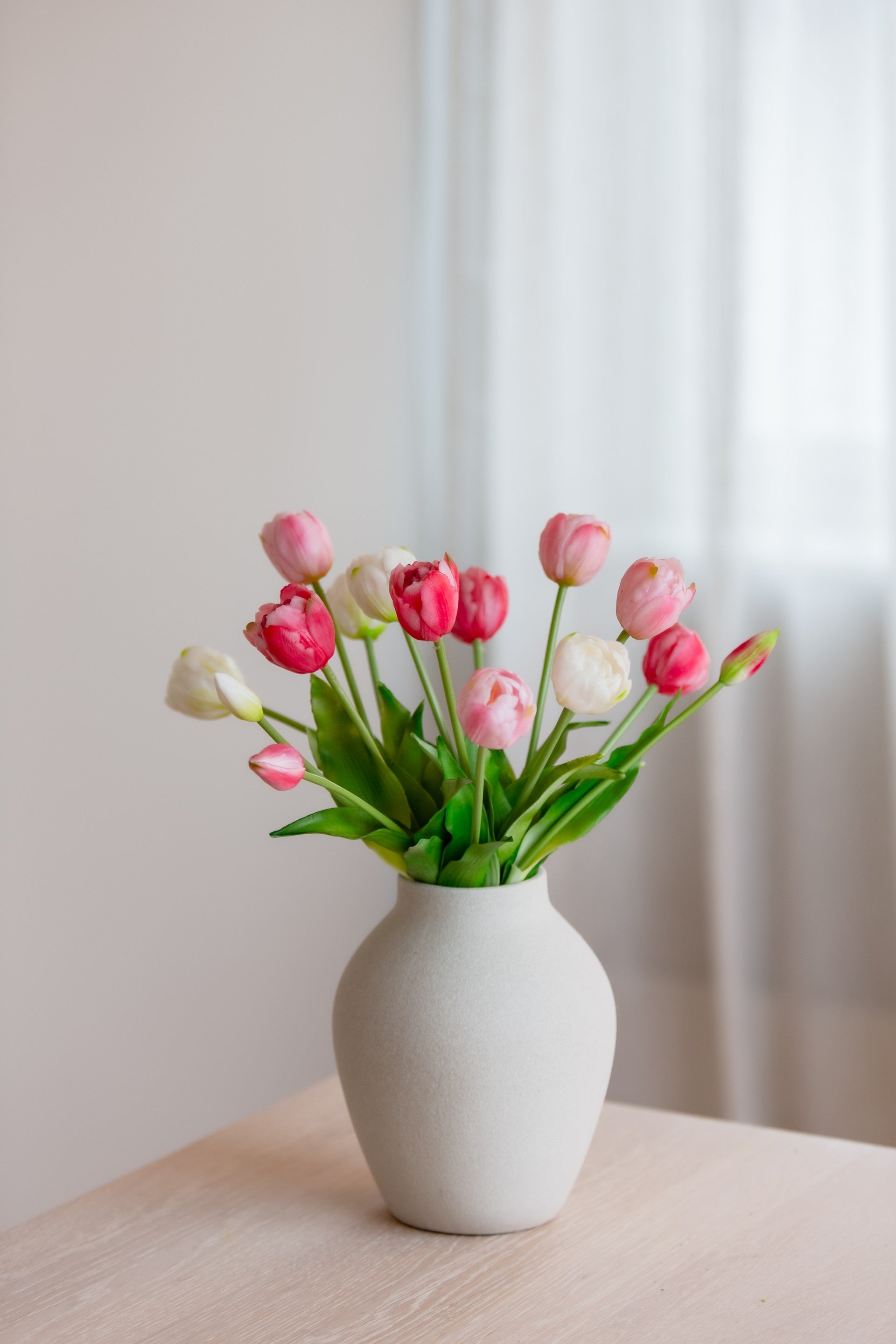 Kunstig tulipanbukett i rosa og hvite toner i vase