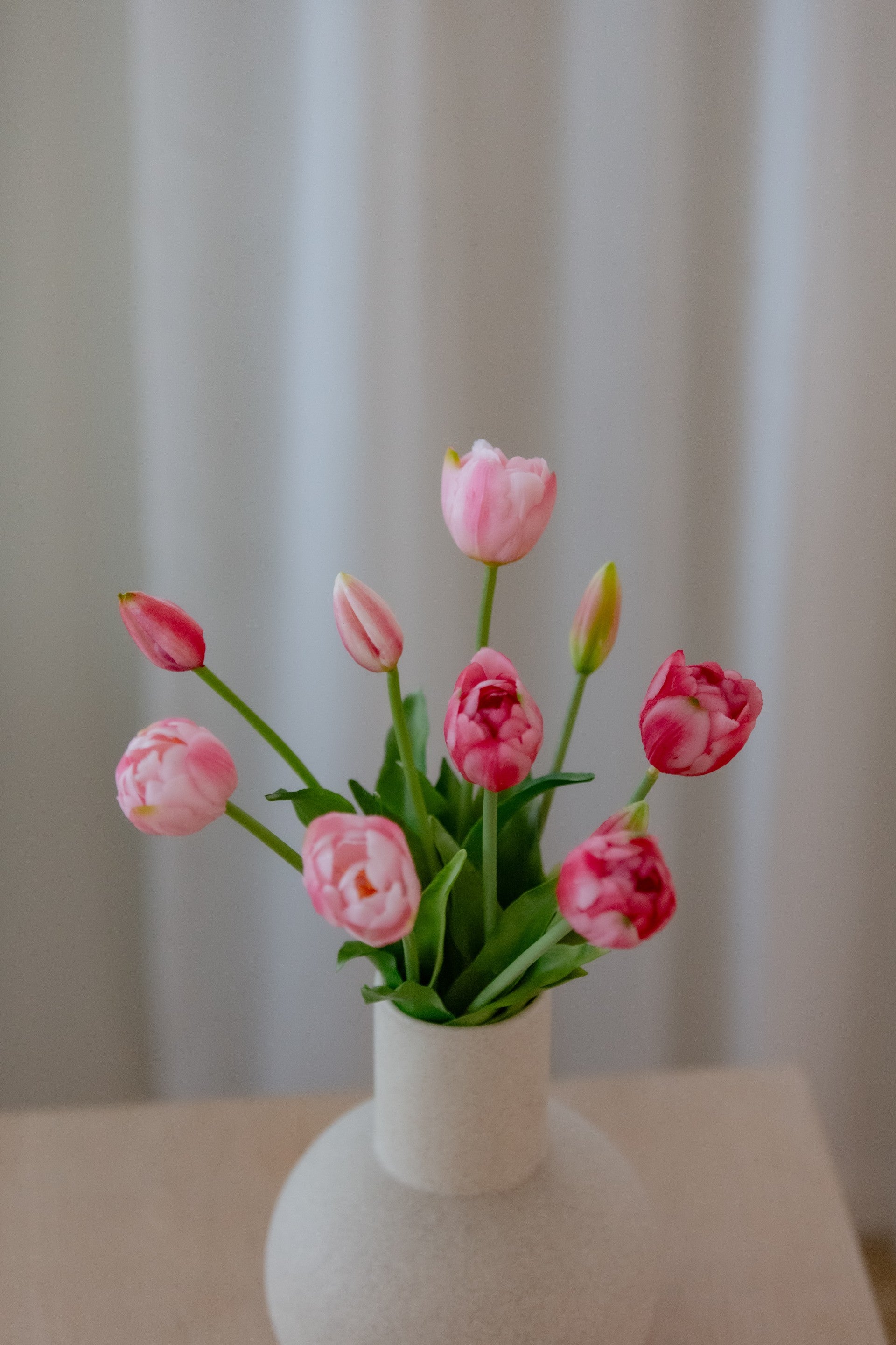 Kunstig tulipanbukett i ulike rosatoner i vase