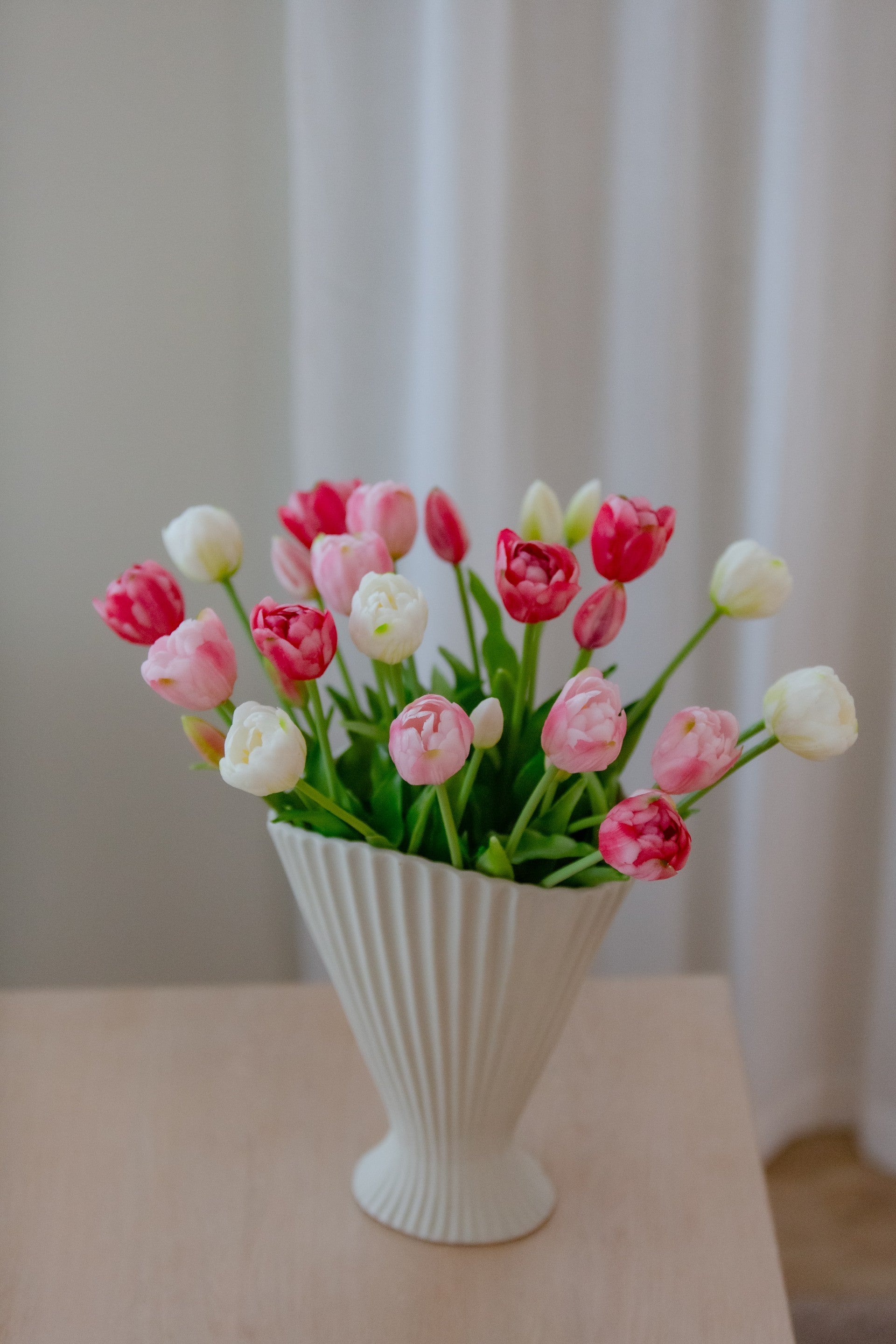 Stor kunstig tulipanbukett i rosa og hvite toner i vase