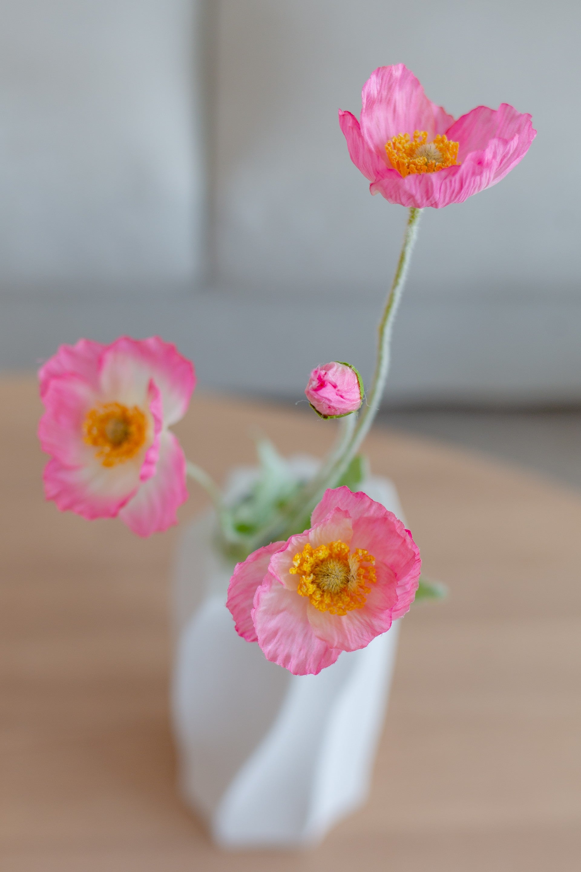 Kunstig valmueblomst rosa i hvit vase