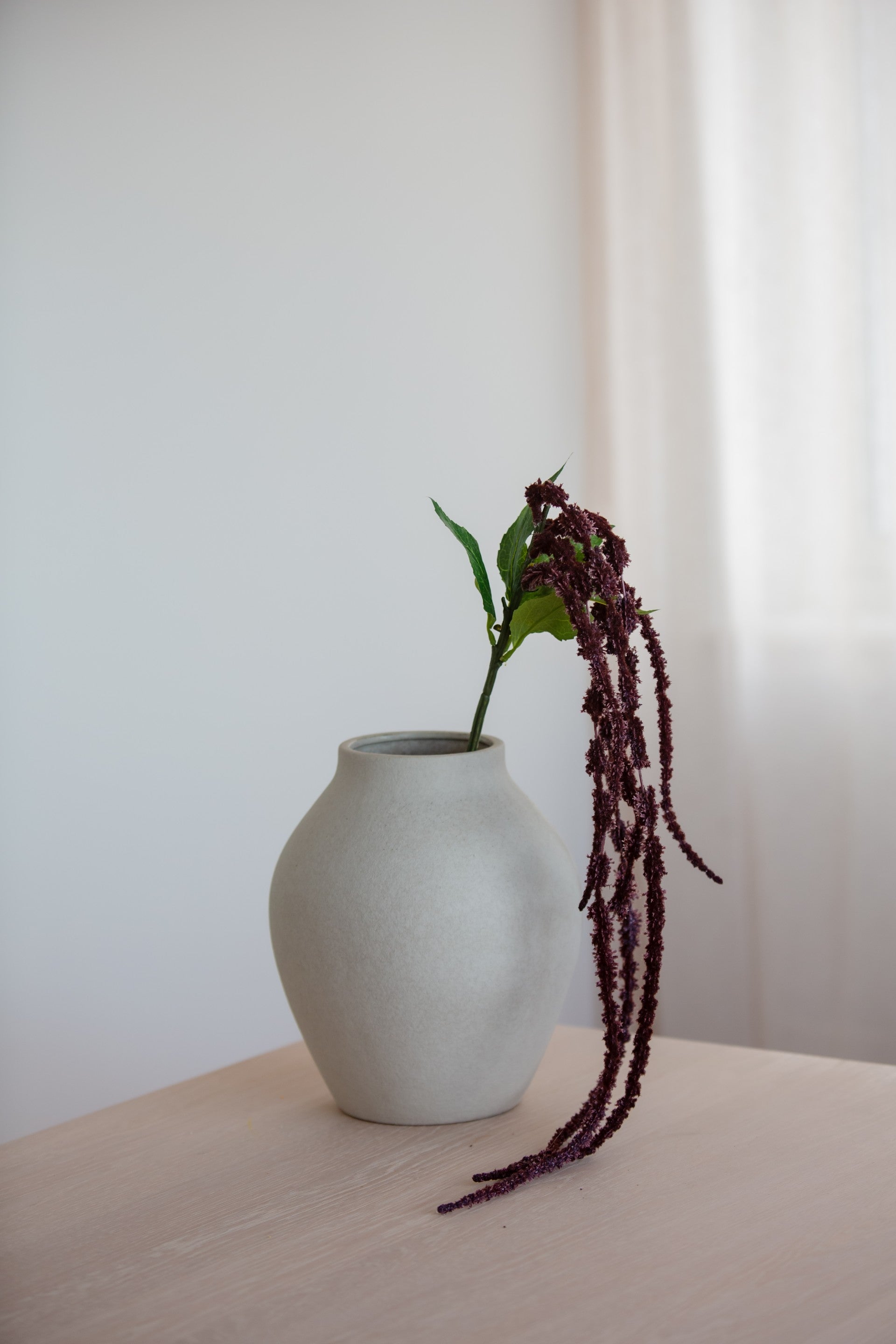 Kunstig amaranthus blomst i burgunder farge