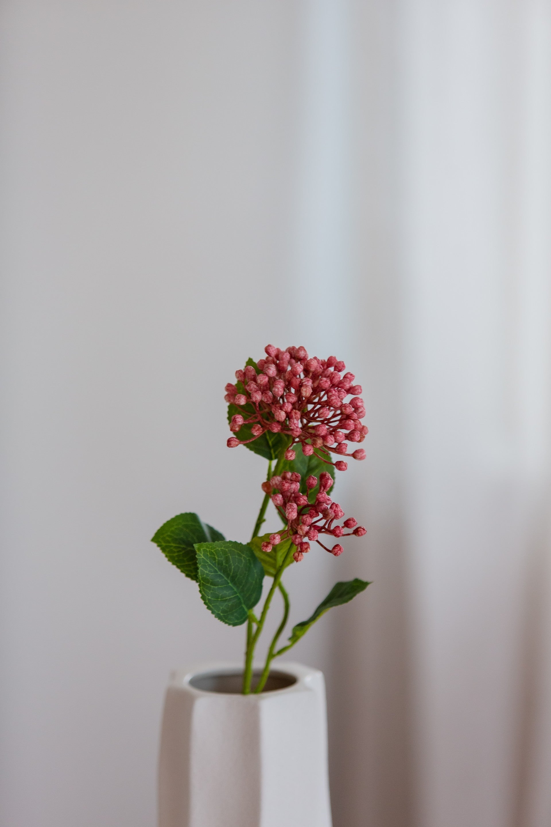 Kunstig hydrangea berry branch i rosa farge fra Wenim Studio
