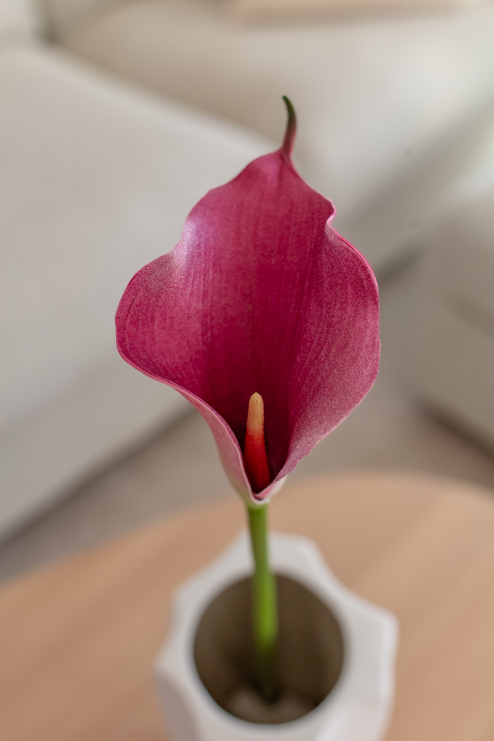 Naturtro kunstig kala lilje mørk rosa brukt i kunstige blomsterbuketter