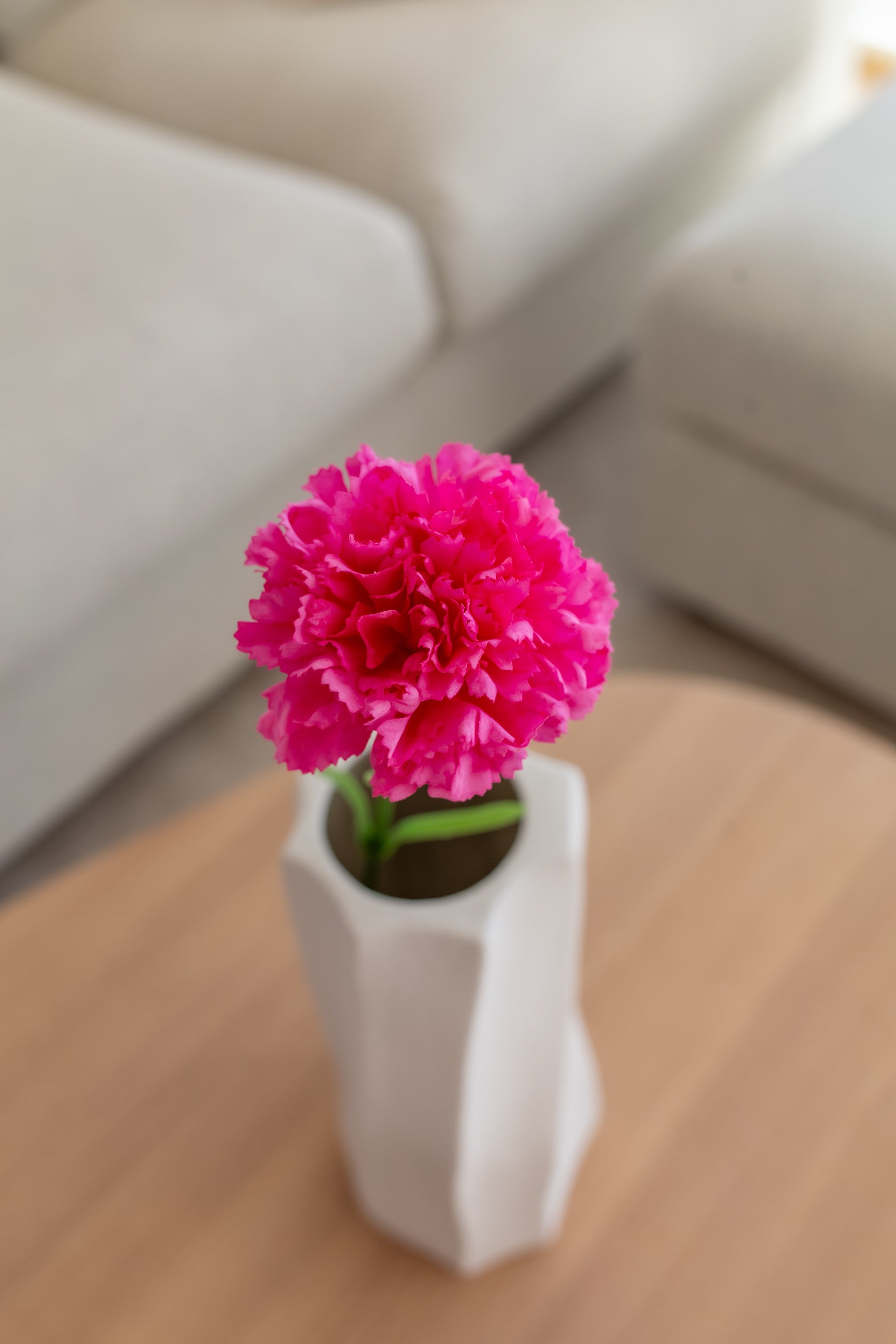 Naturtro kunstig nellik mørk rosa brukt i kunstige blomsterbuketter