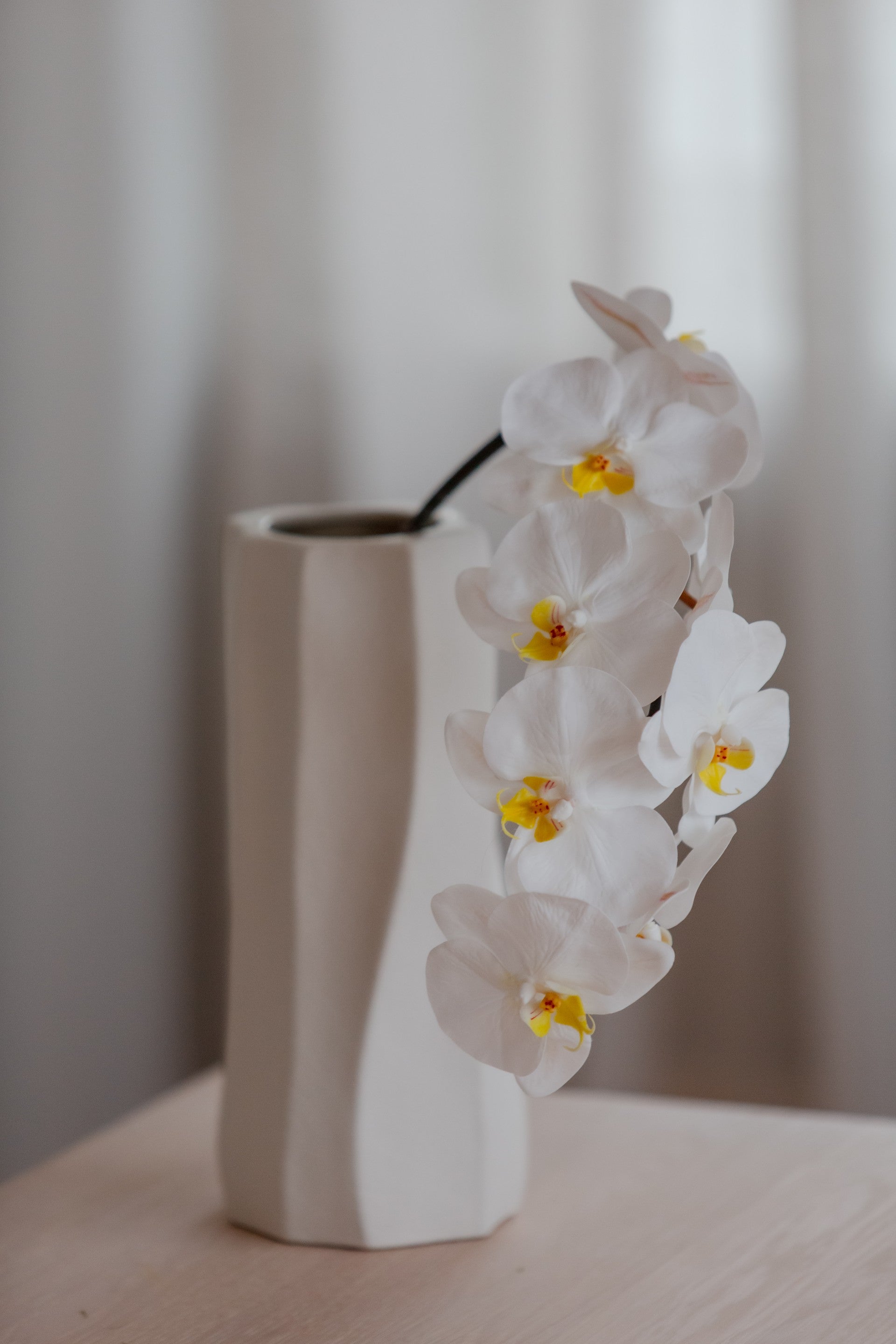 Kunstig orkidé i hvit farge fra Wenim Studio