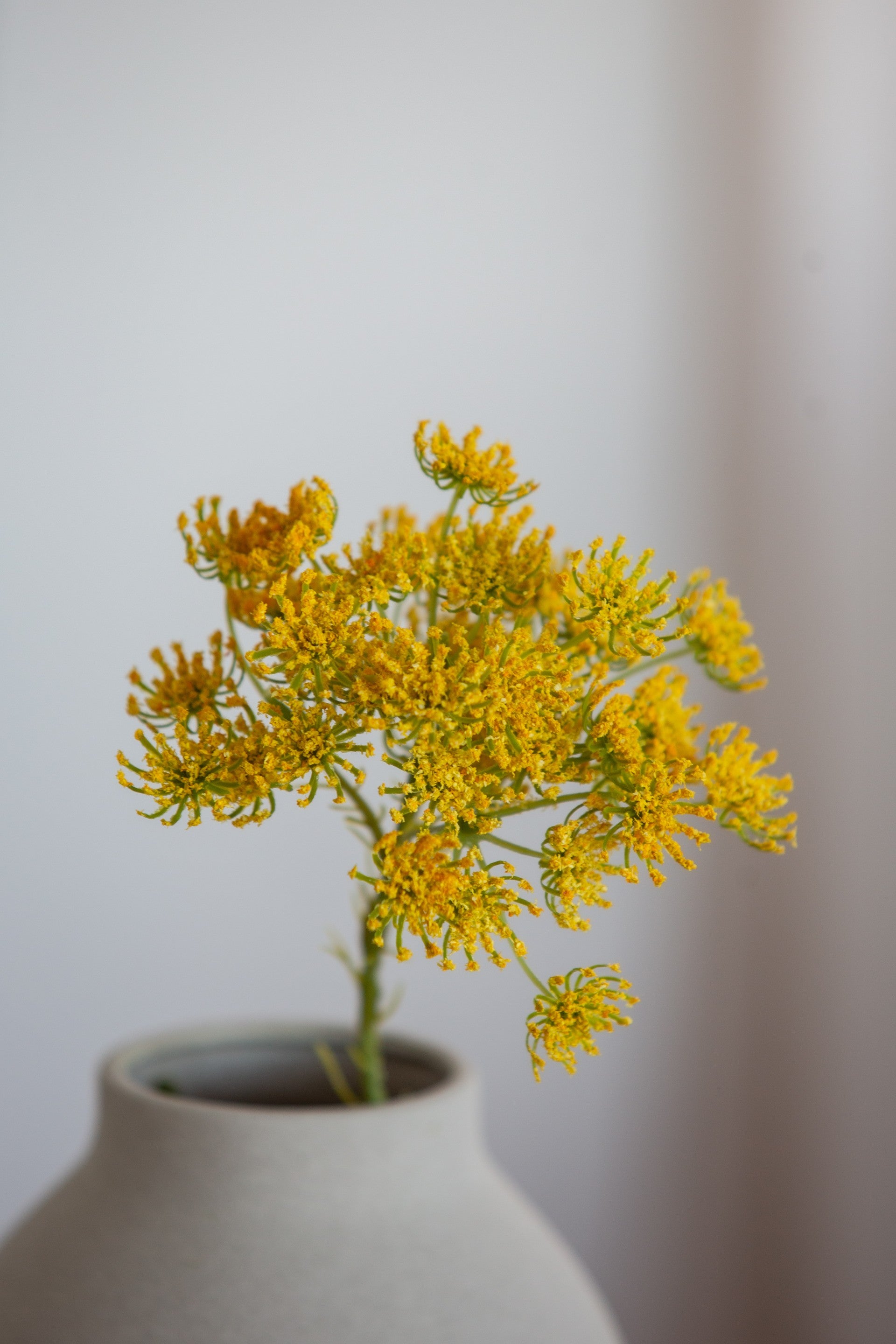 Kunstig Queen Annes blomst i gul farge