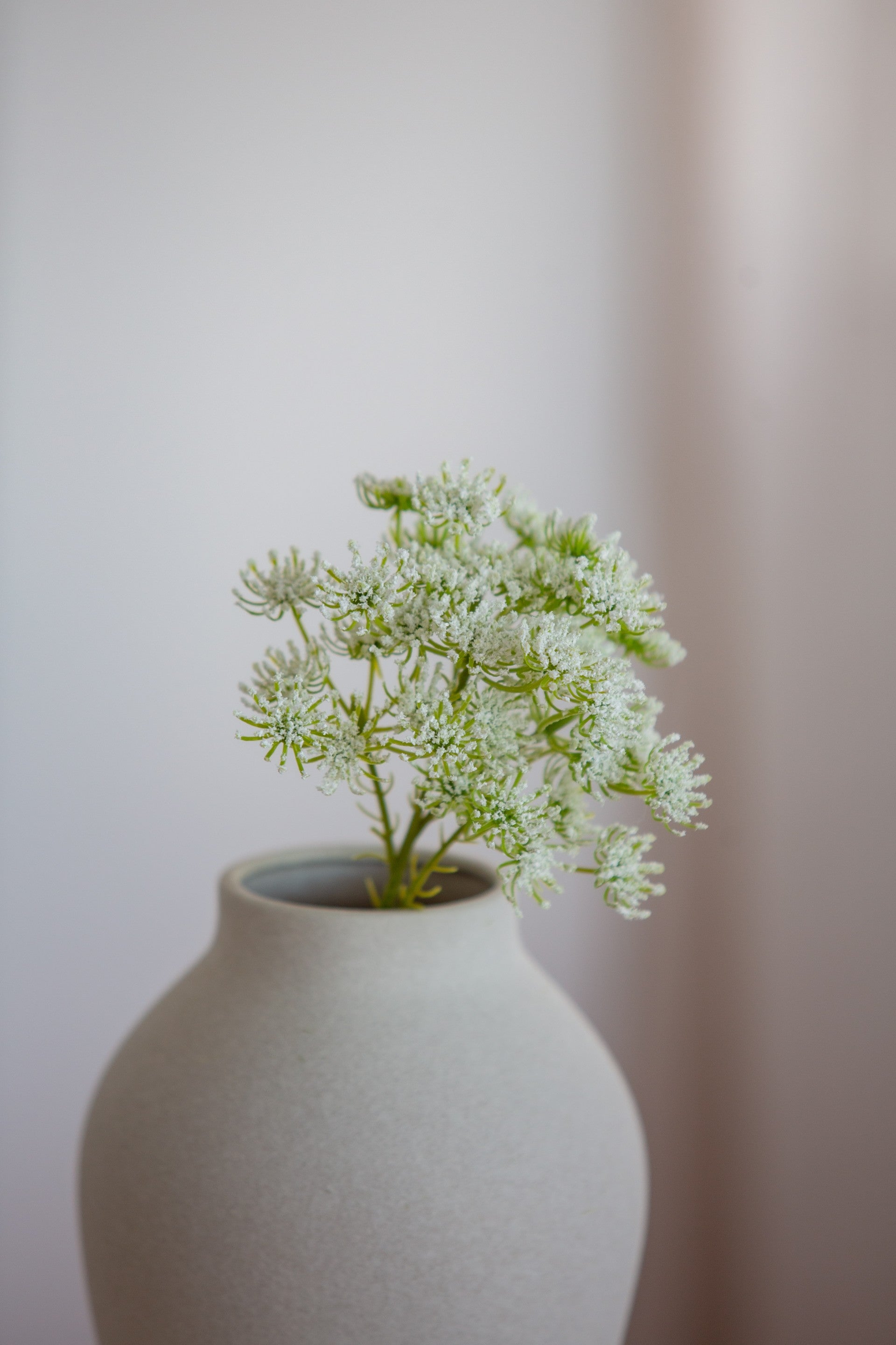 Kunstig Queen Annes blomst i hvit farge