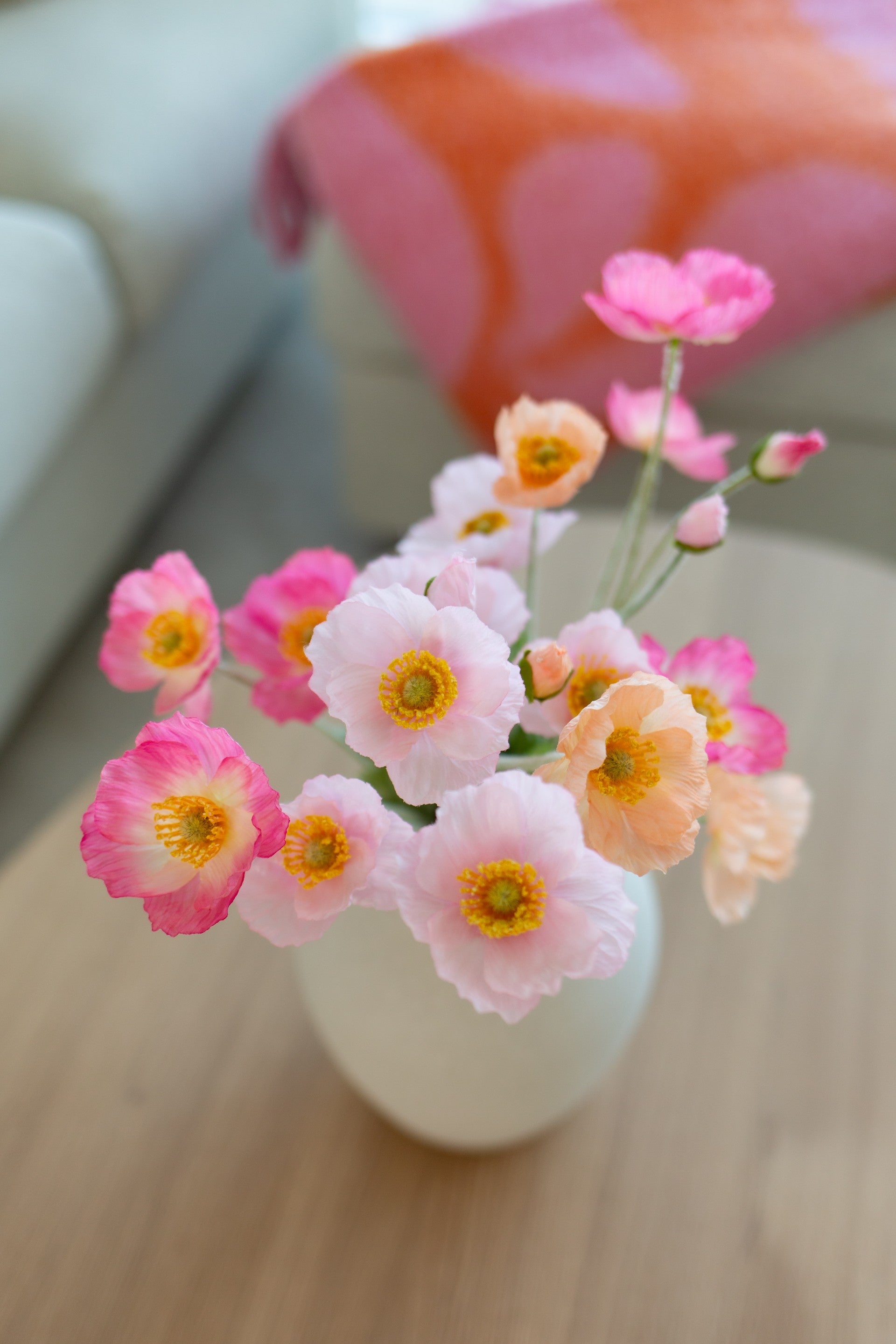 Naturtro kunstige blomster i rosa og lyse sommertoner