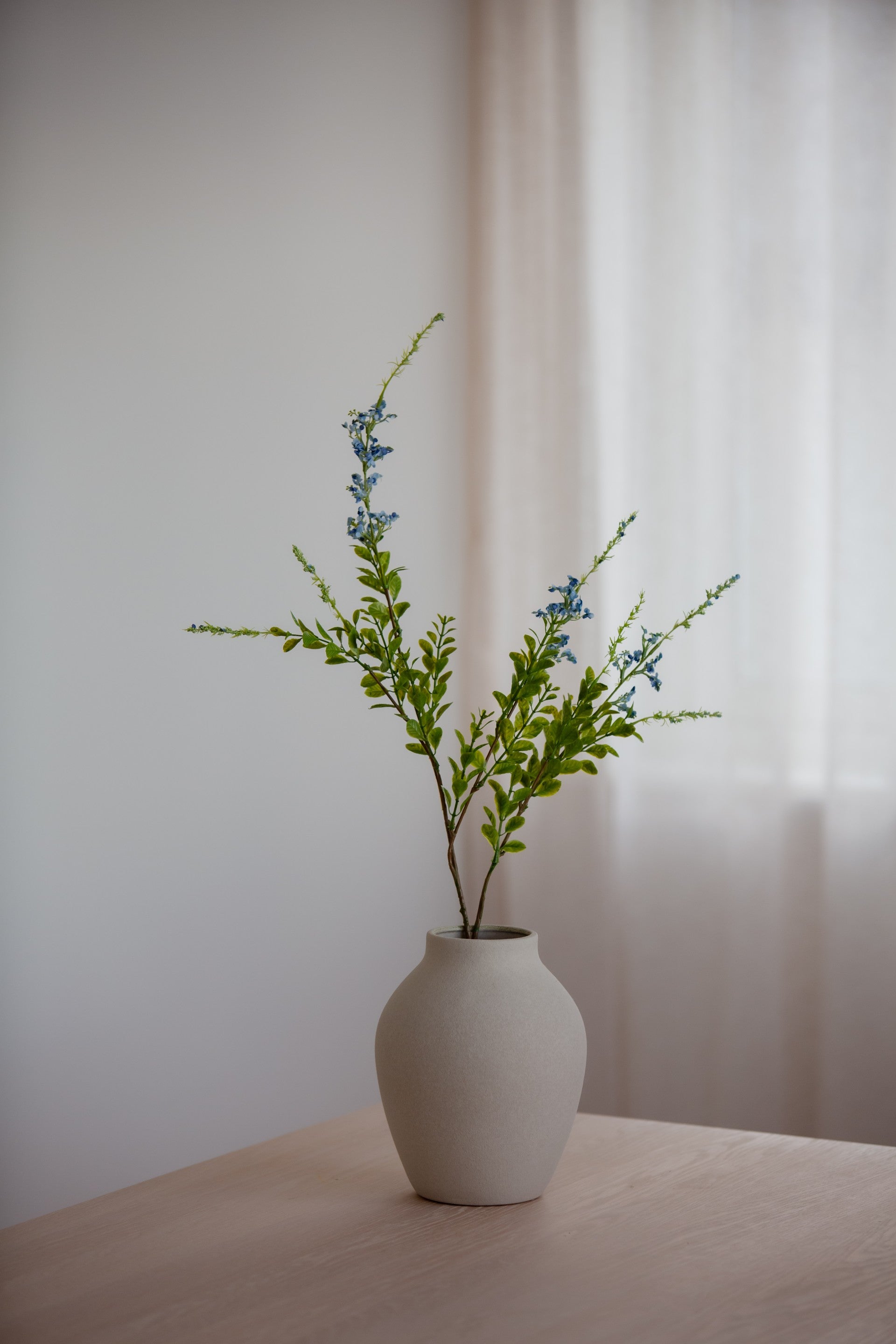 Kunstig villblomst i blå farge