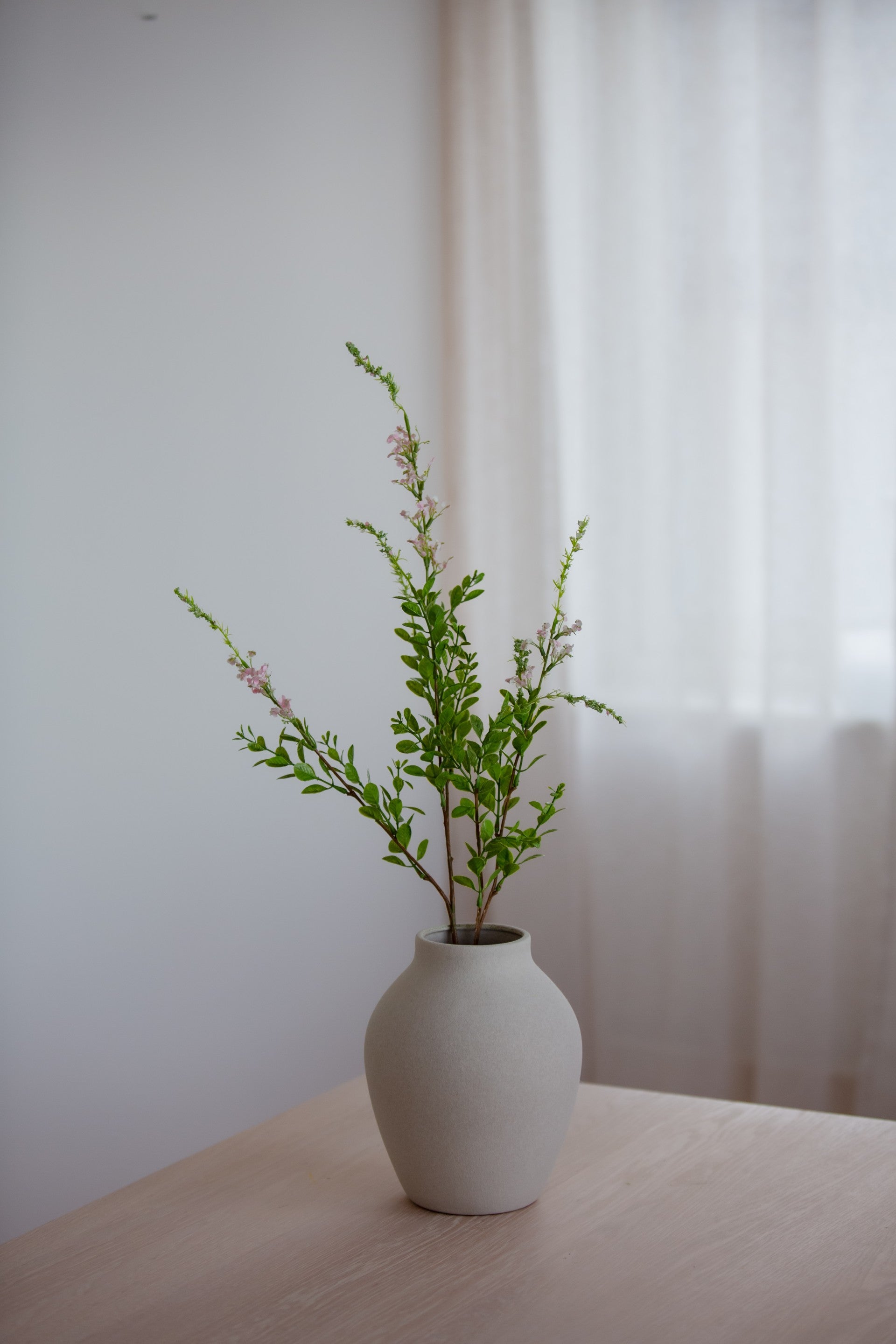 Kunstig villblomst i lys rosa farge