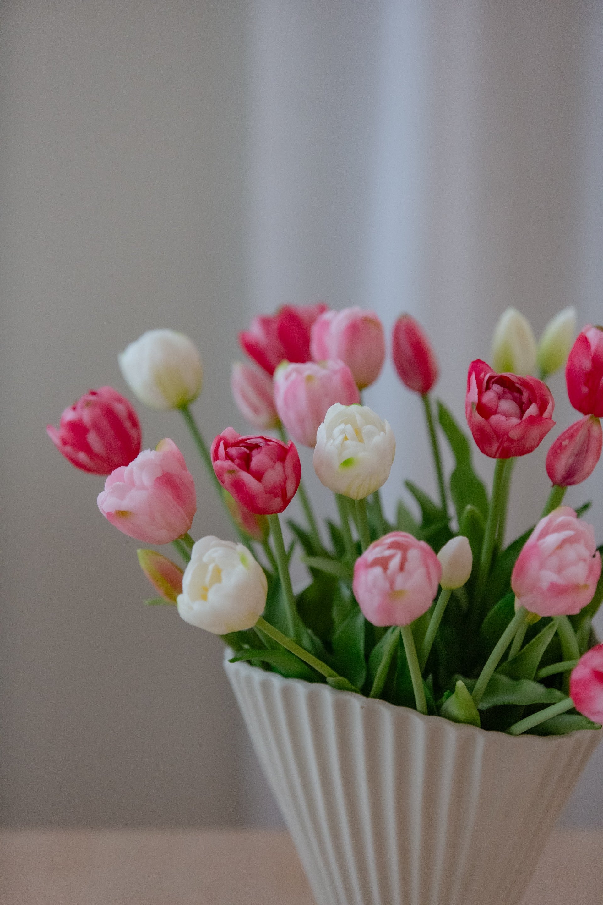 Kunstige tulipaner i rosa og hvitt samlet i en fyldig bukett