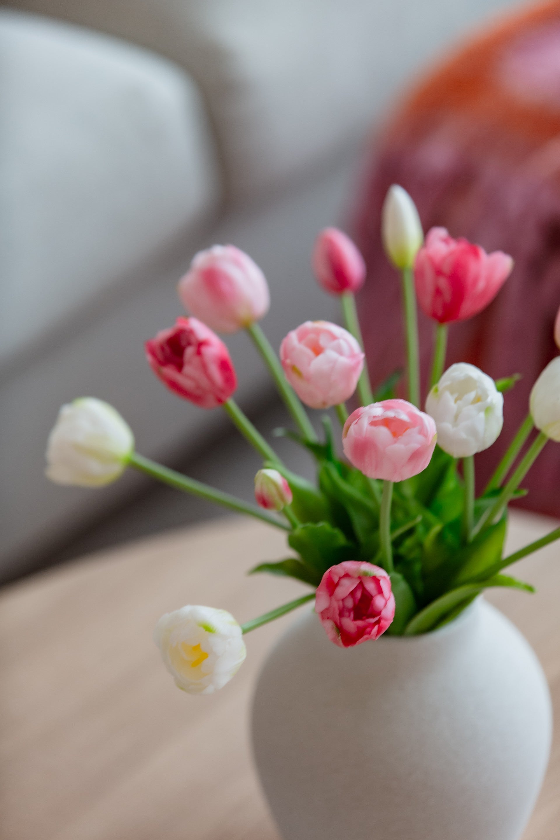 Nærbilde av kunstige tulipaner i rosa og hvitt