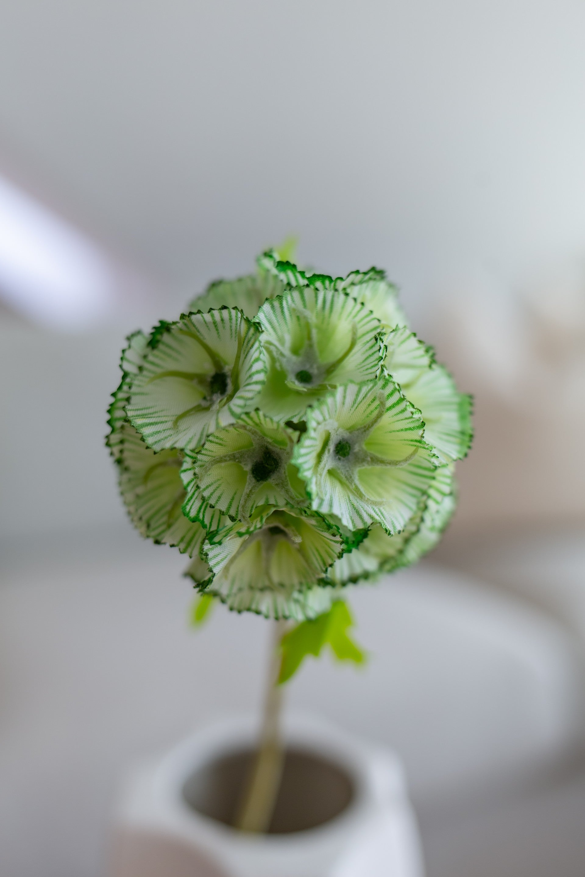 Naturtro kunstig scabiosa i grønn farge som passer i buketter med kunstige blomster