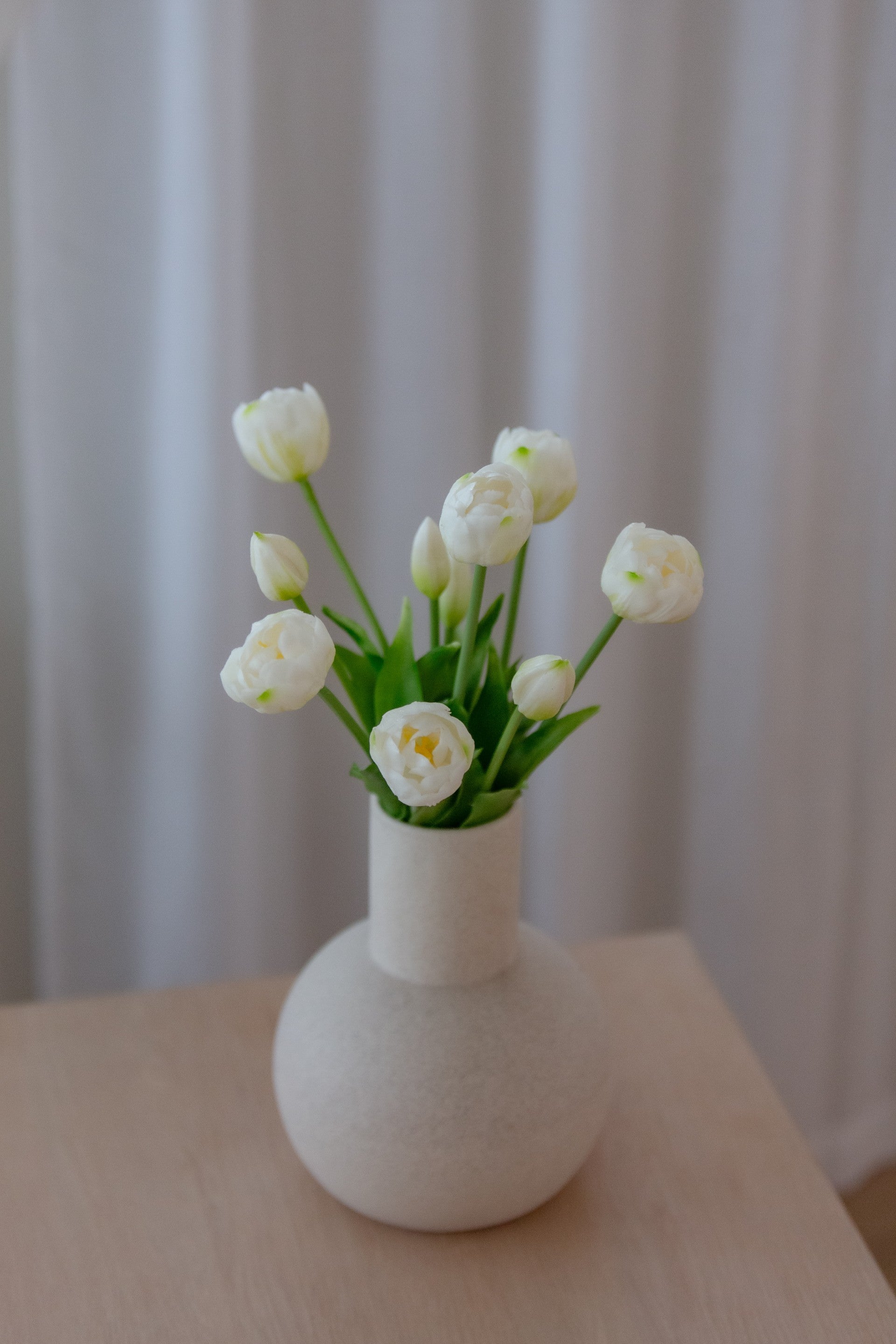 Kunstig bukett med hvite tulipaner i vase