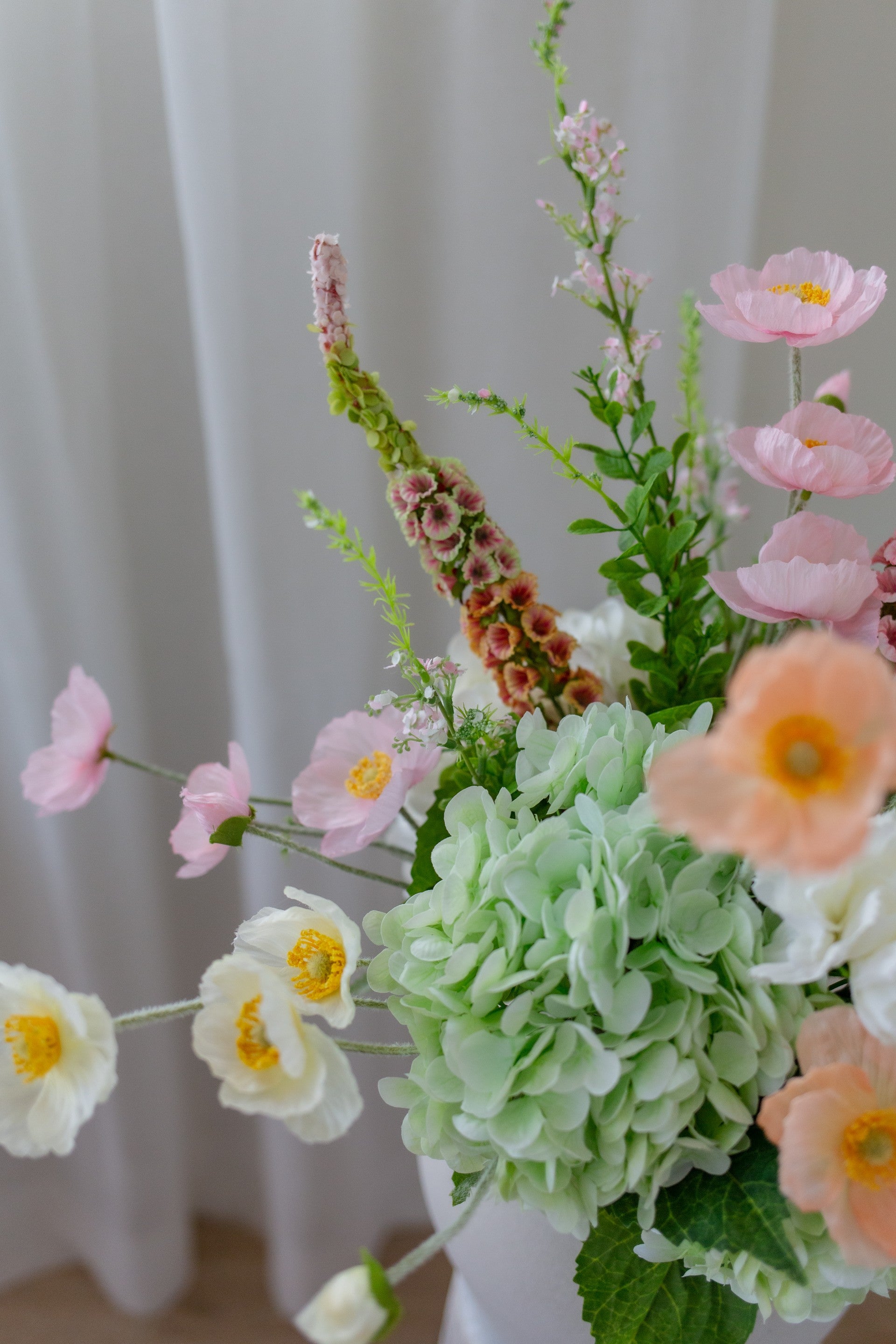 Kunstig blomsterbukett Spire med grønne, hvite og lyserosa kunstige blomster