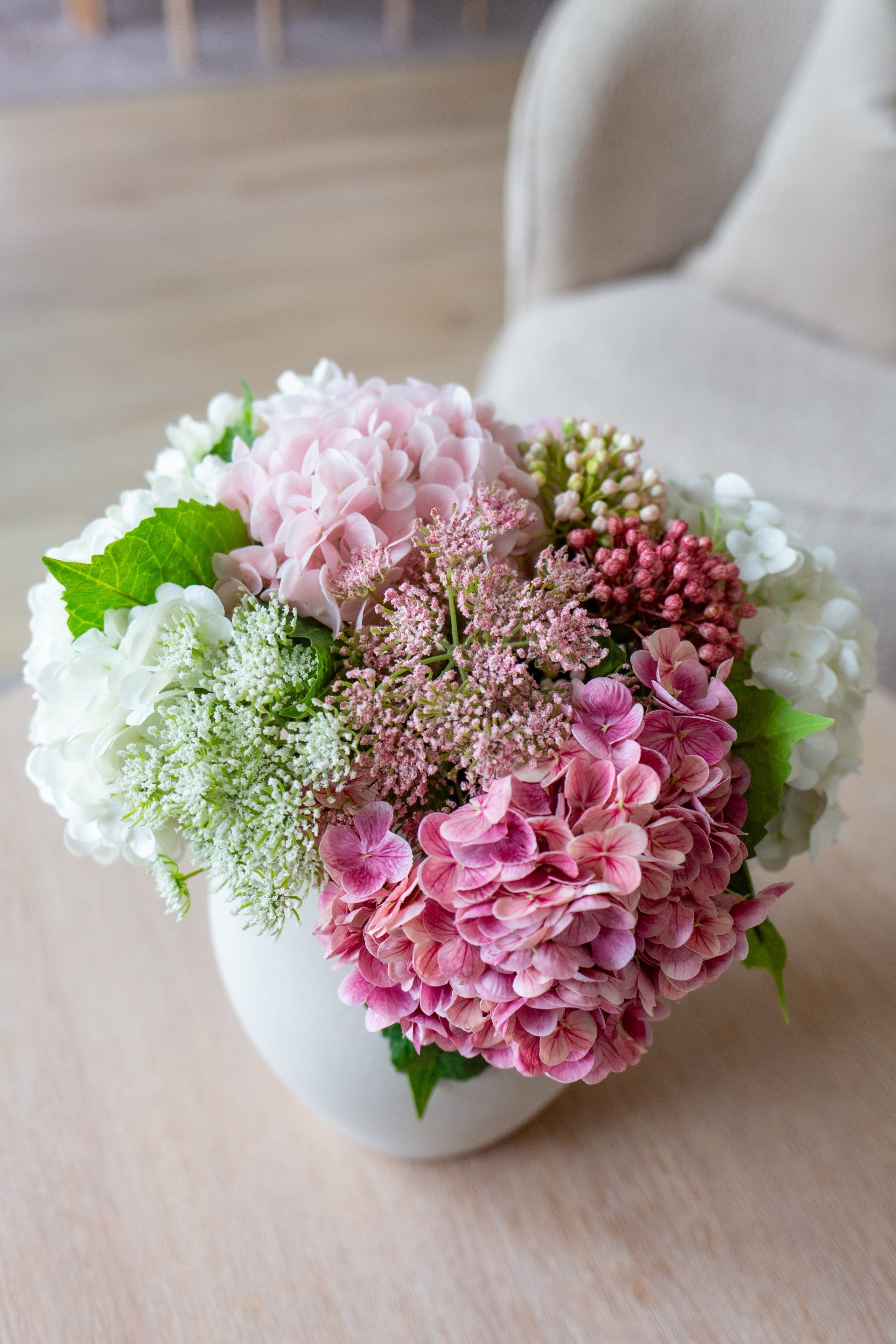 Kunstig blomsterbukett Bris med rosa og hvite kunstige blomster