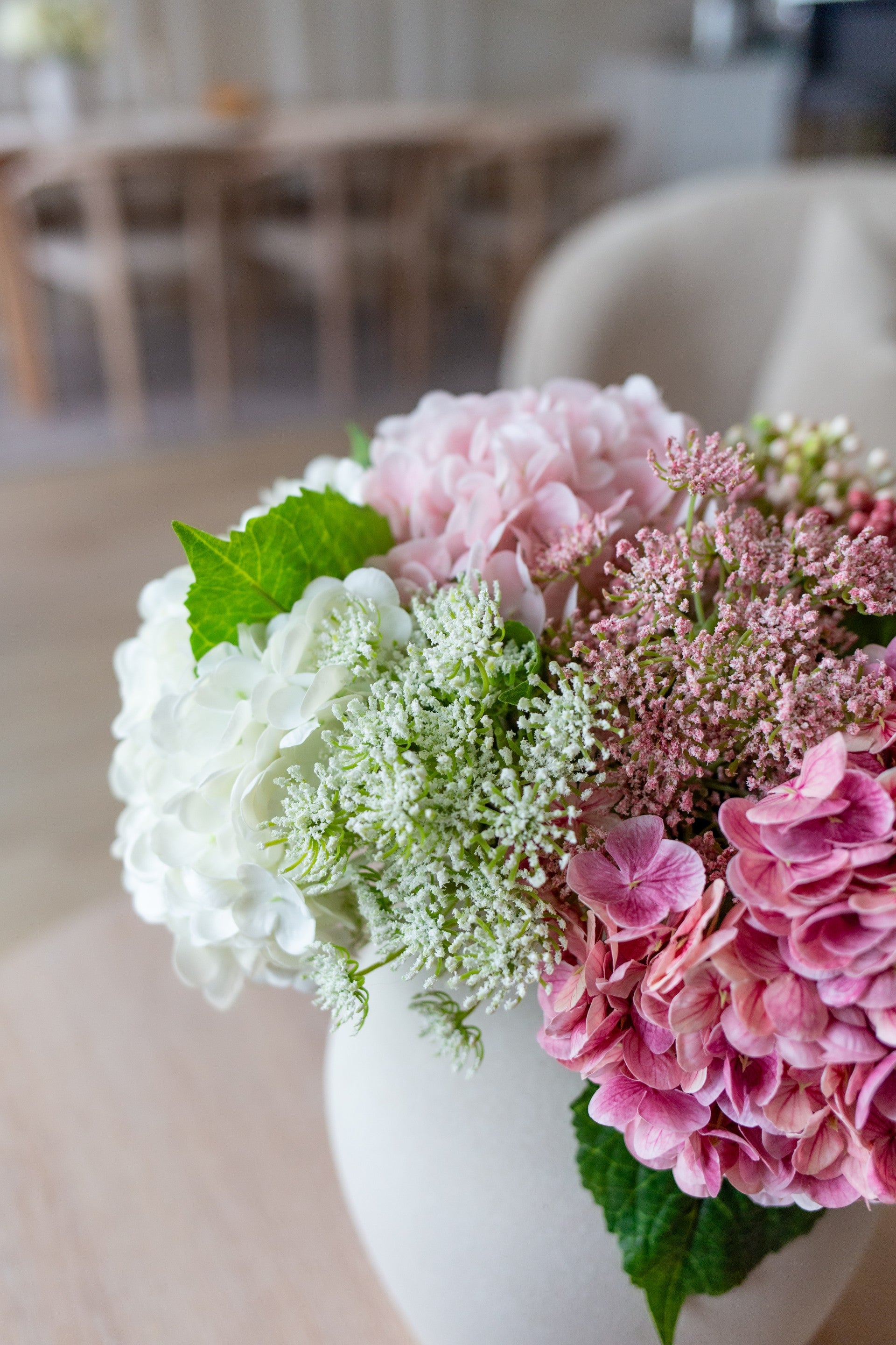 Nærbilde av naturtro kunstige blomster i den kunstige blomsterbuketten Bris