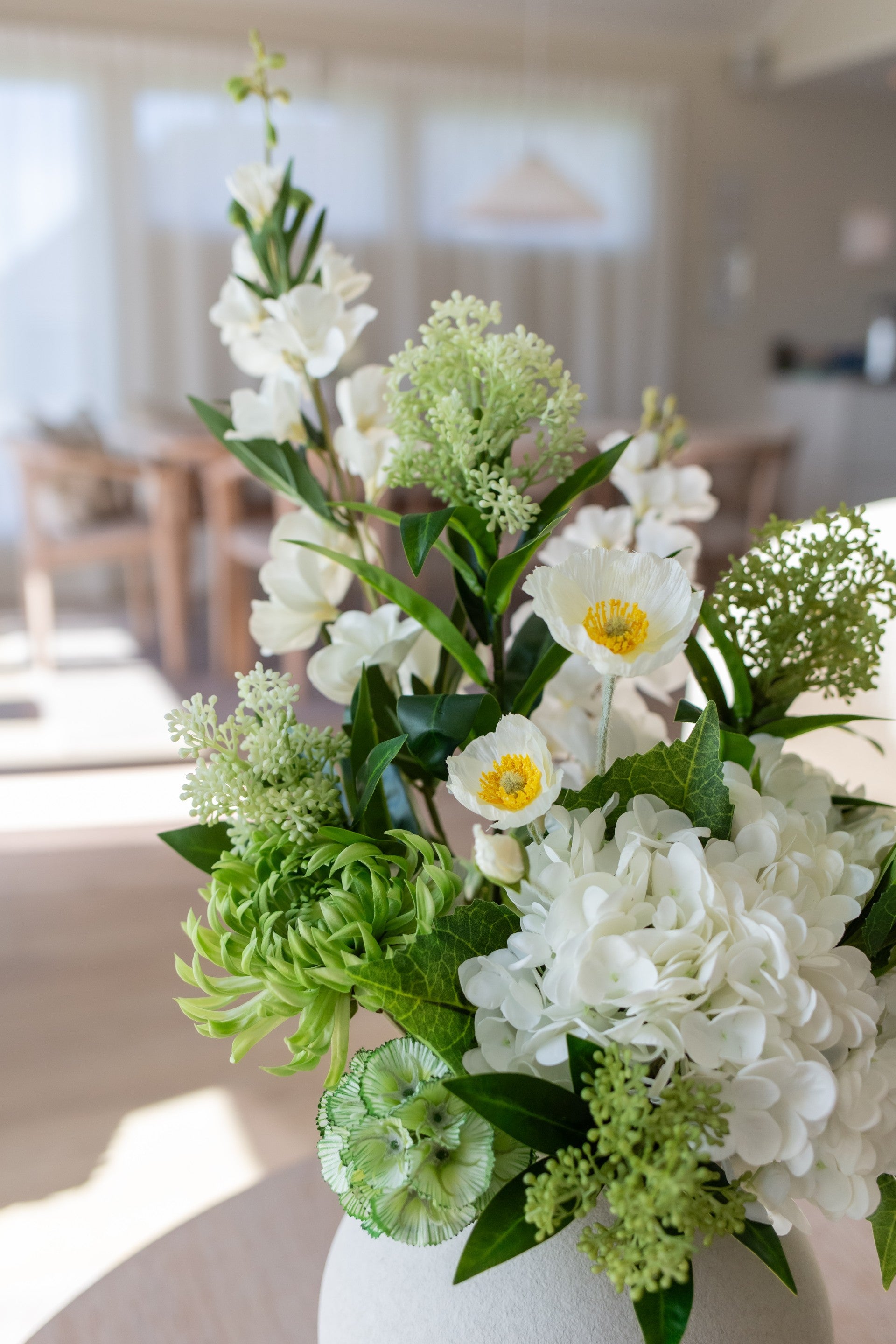 Nærbilde av naturtro kunstige blomster i den kunstige blomsterbuketten Daggry