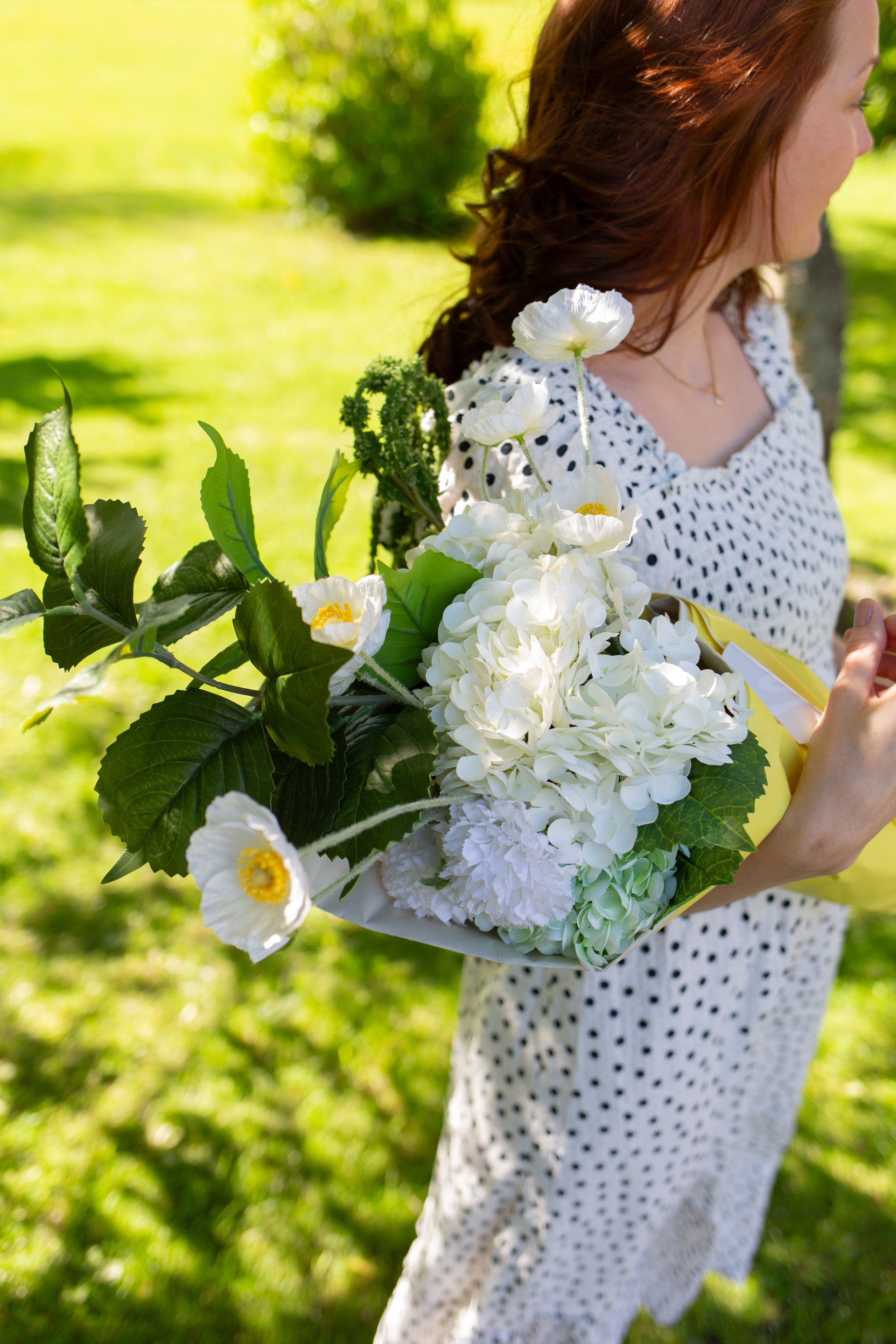 Kunstig blomsterbukett Engeløya med naturtro kunstige blomster i grønne og hvite toner