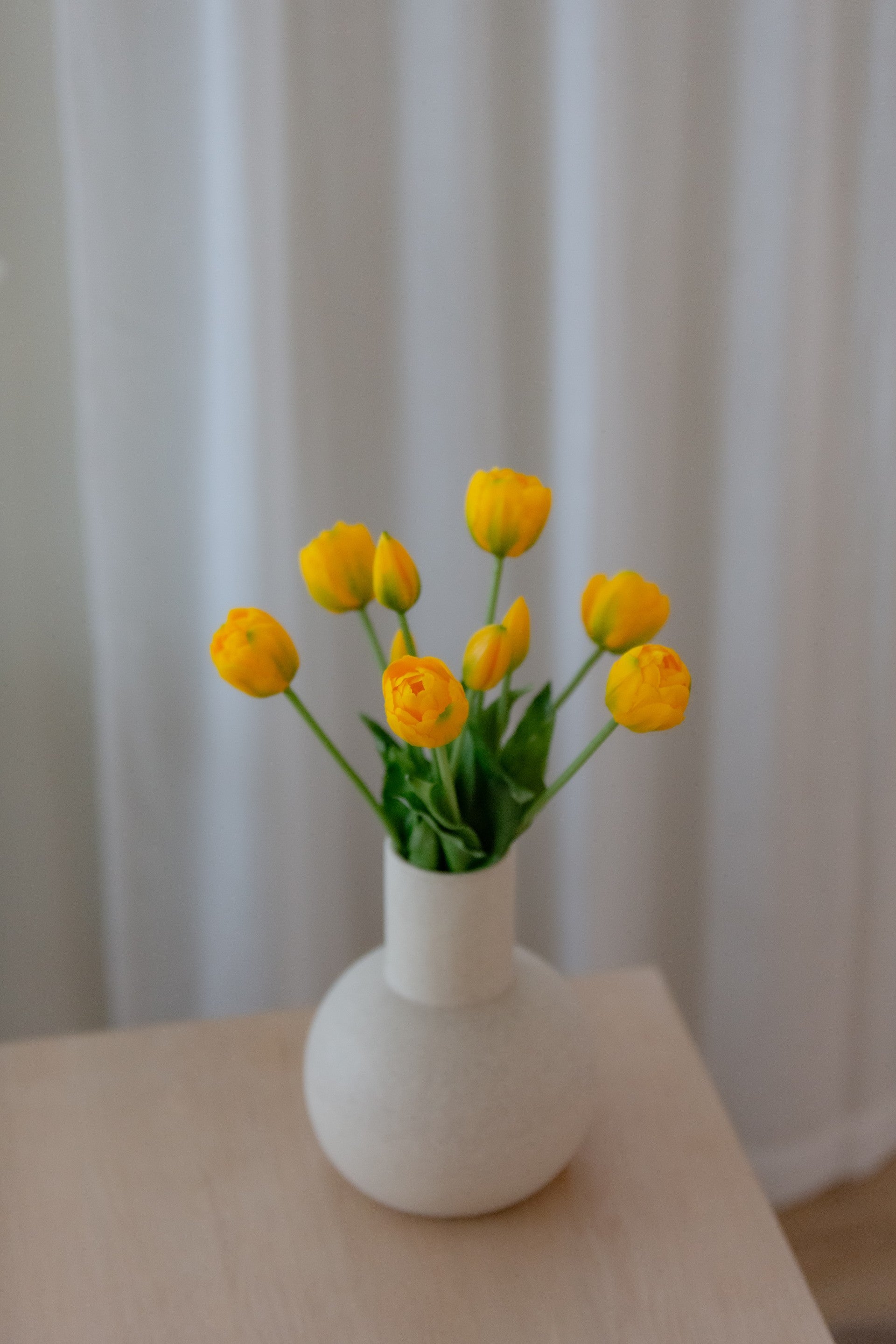 Gul tulipan bukett av kunstige blomster