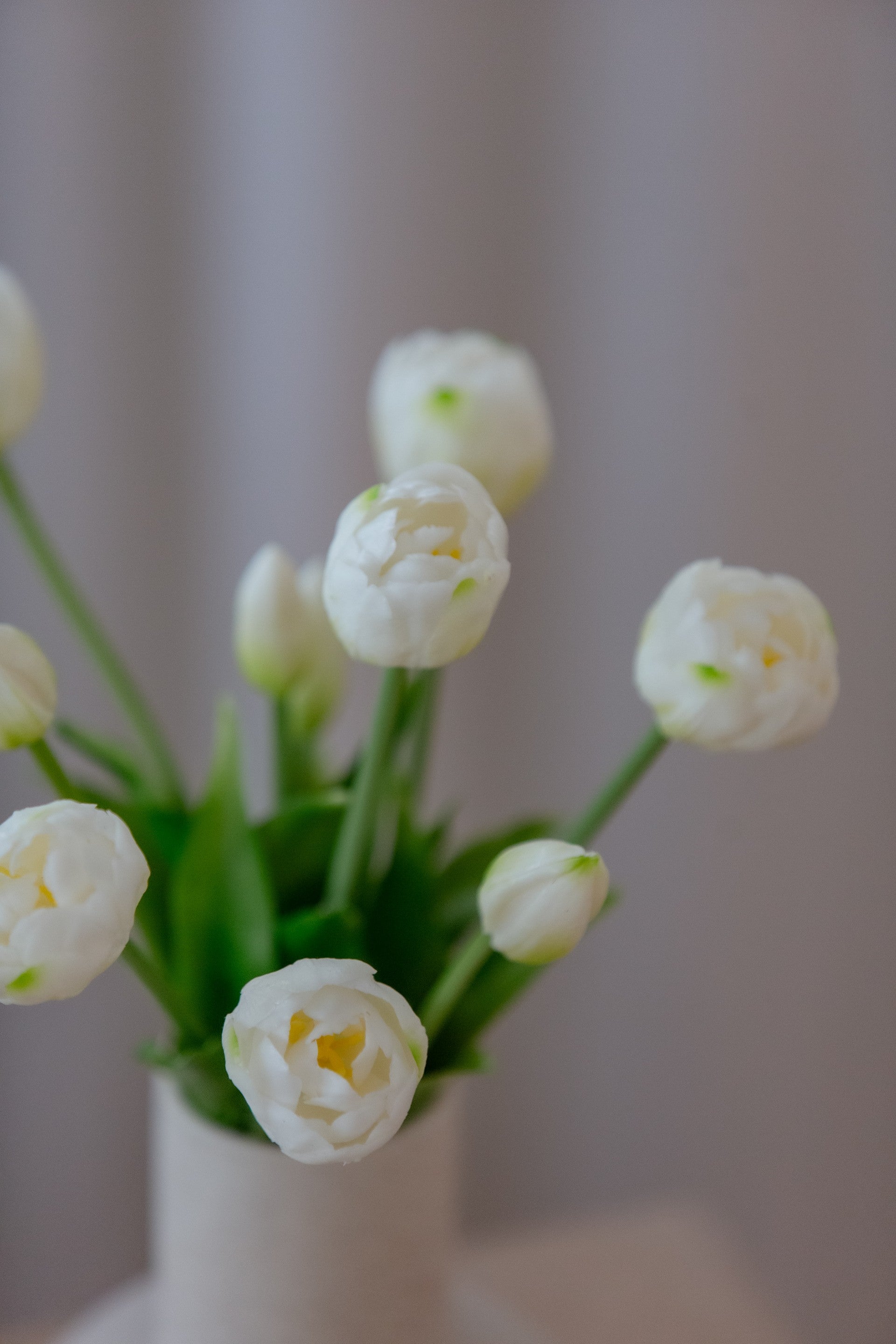Hvit tulipan bukett av kunstige blomster