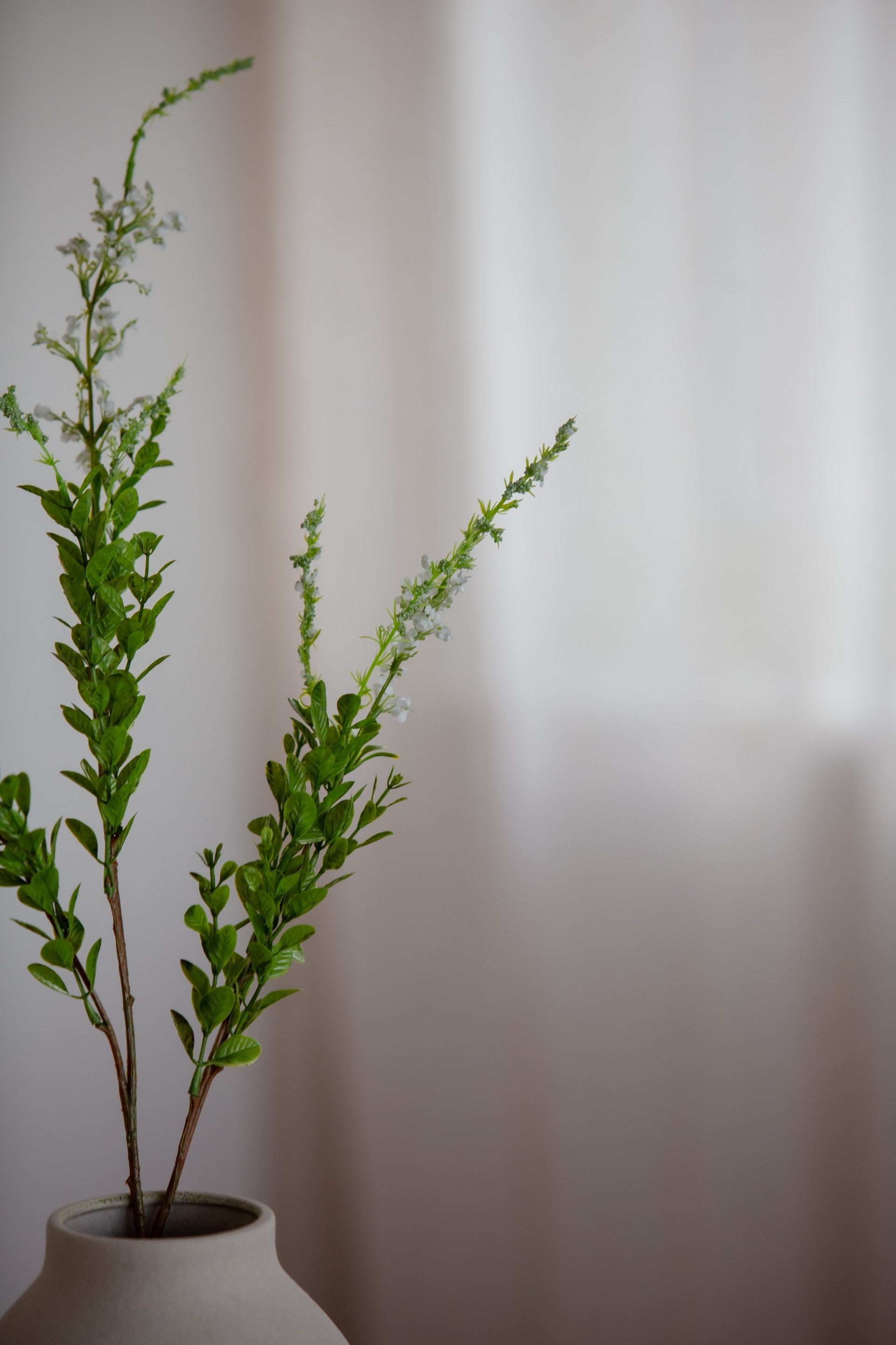 Hvit villblomst kunstig stilk i vase