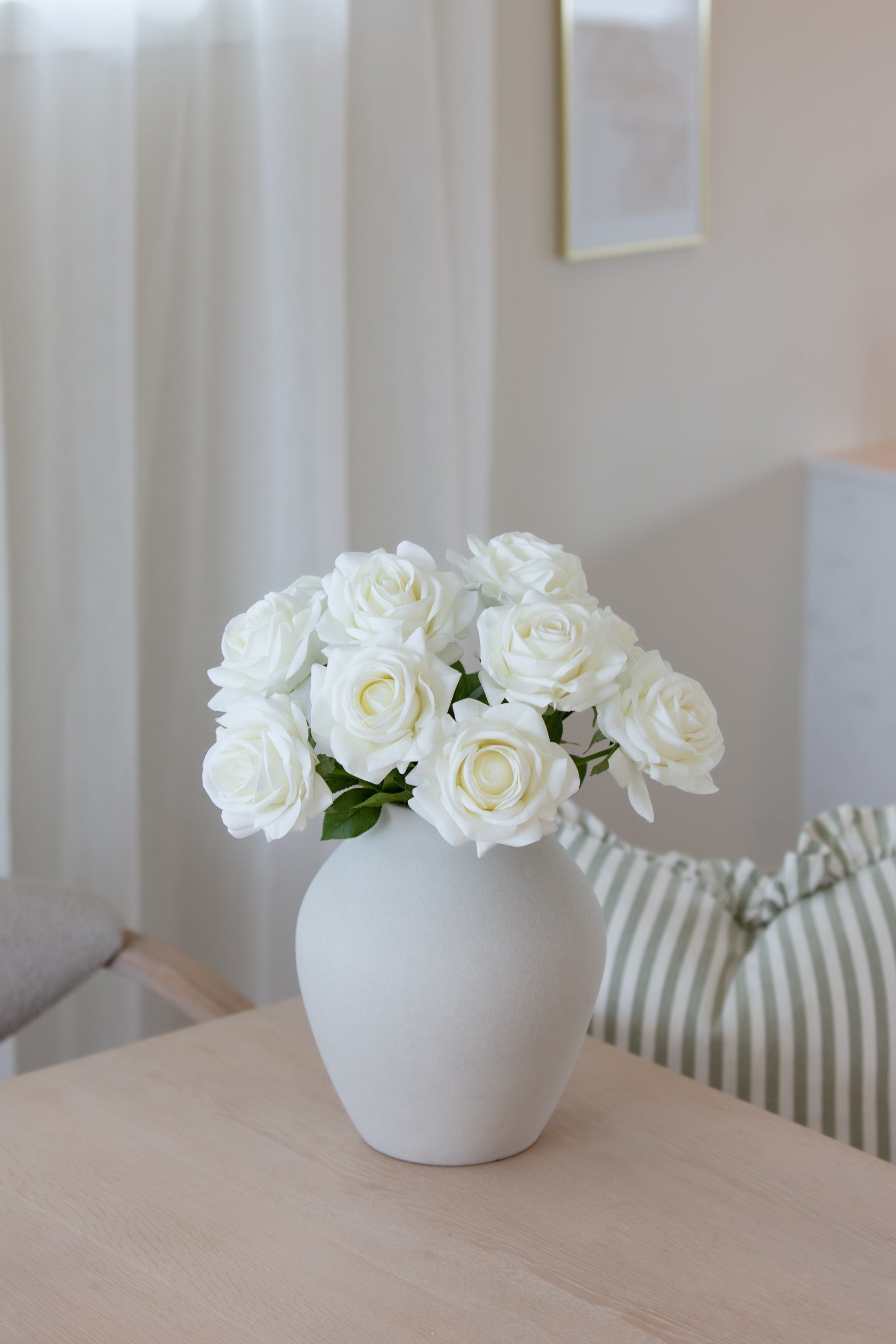 Naturtro kunstig blomsterbukett med hvite roser og elegante detaljer