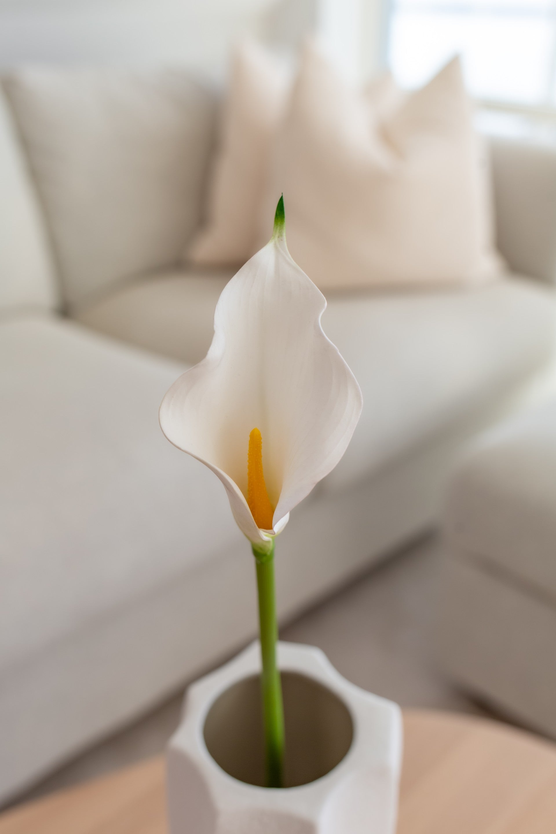 Elegant kunstig kala lilje i hvit farge som passer i kunstige buketter