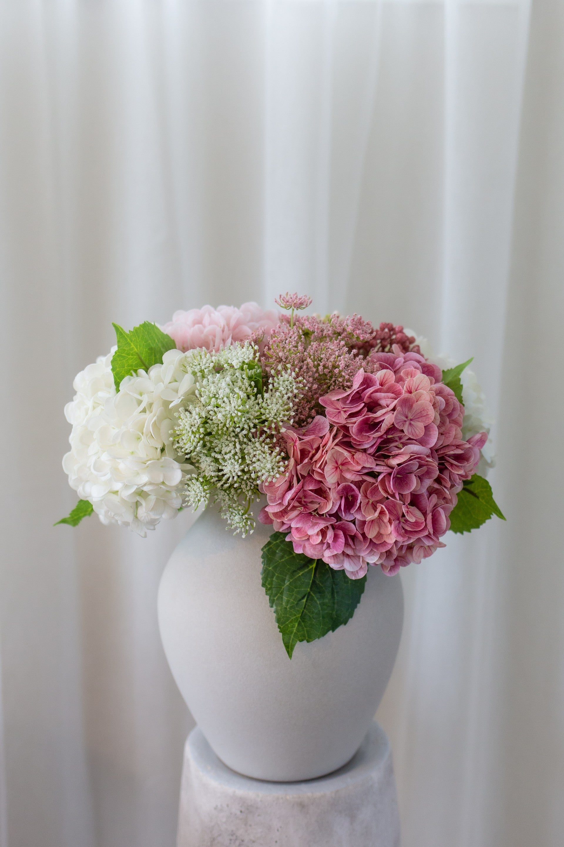 Kunstig blomsterbukett Bris i vase med naturtro kunstige blomster i rosa og hvite toner