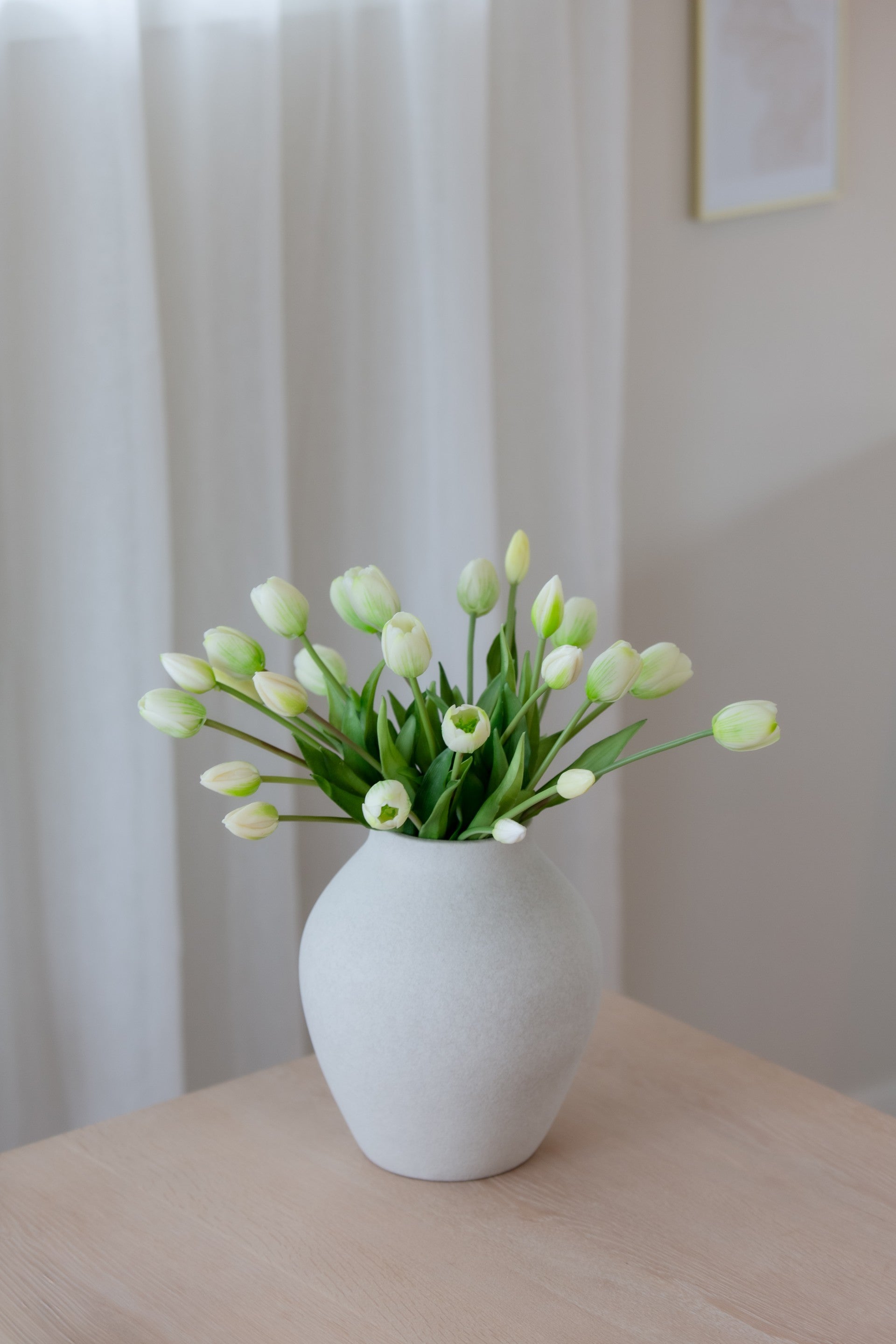 Kunstig blomsterbukett med 25 naturtro hvite tulipaner i hvit vase