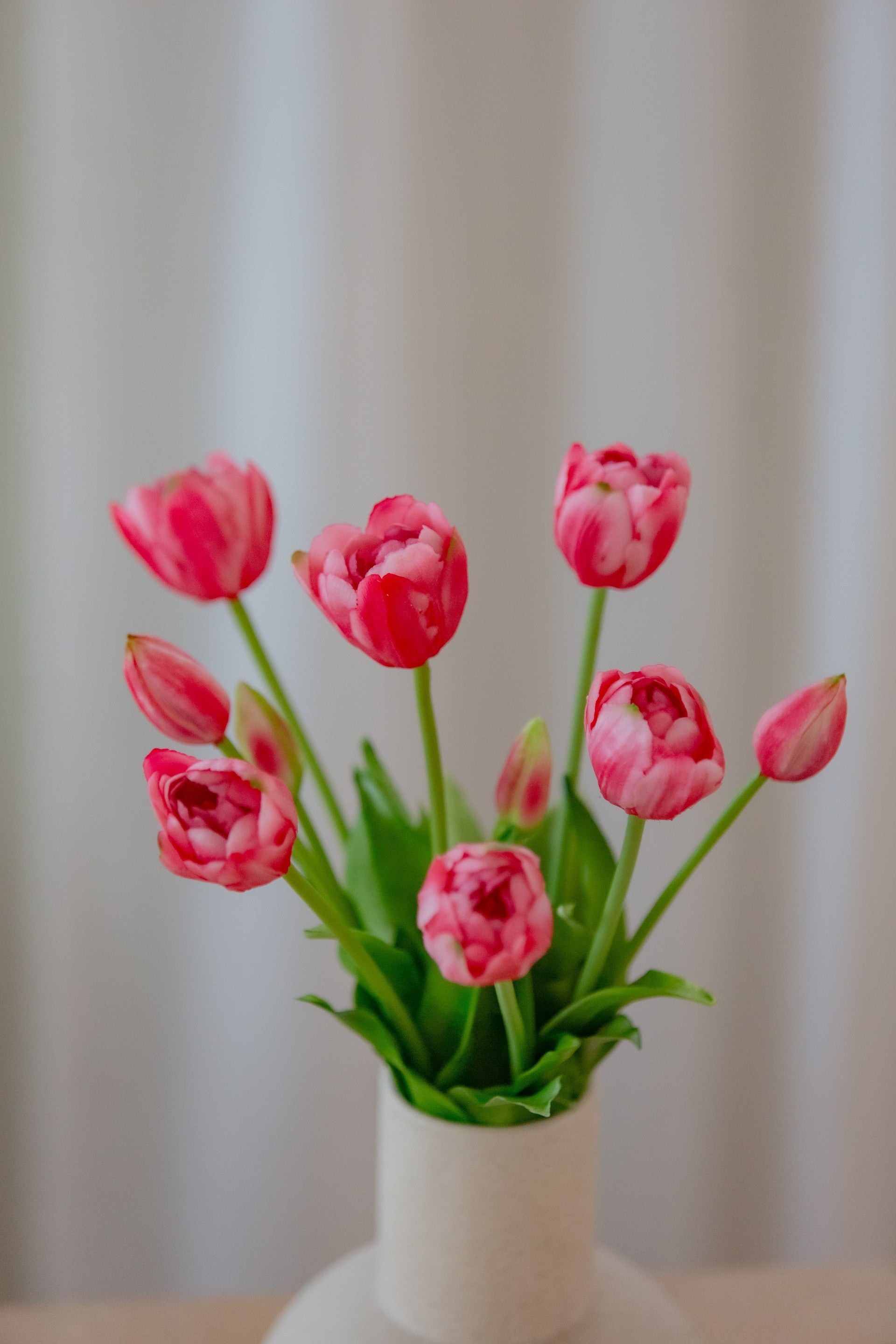 Kunstig blomsterbukett med rosa tulipaner