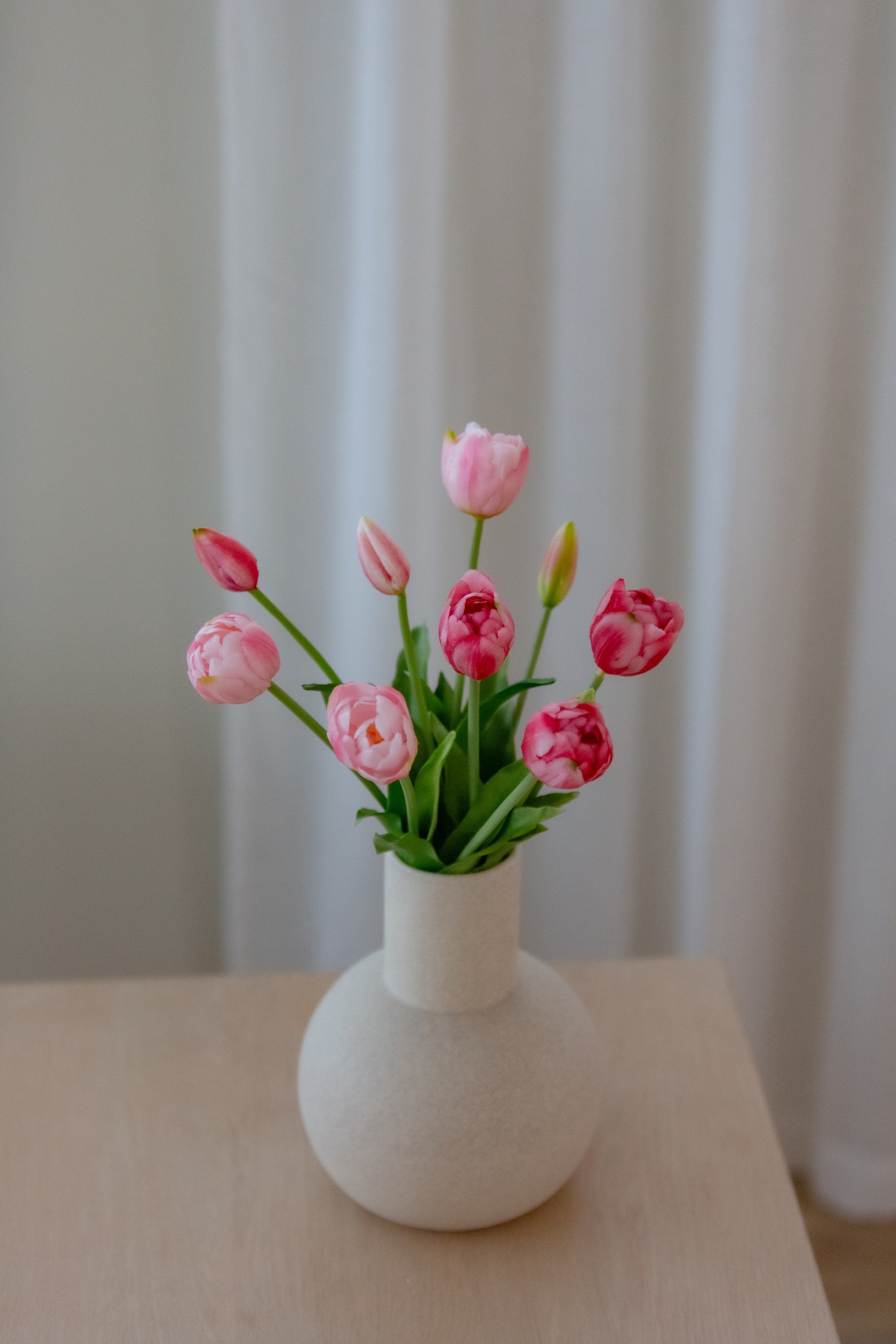 Kunstig rosa blomsterbukett brukt som dekorasjon i vase