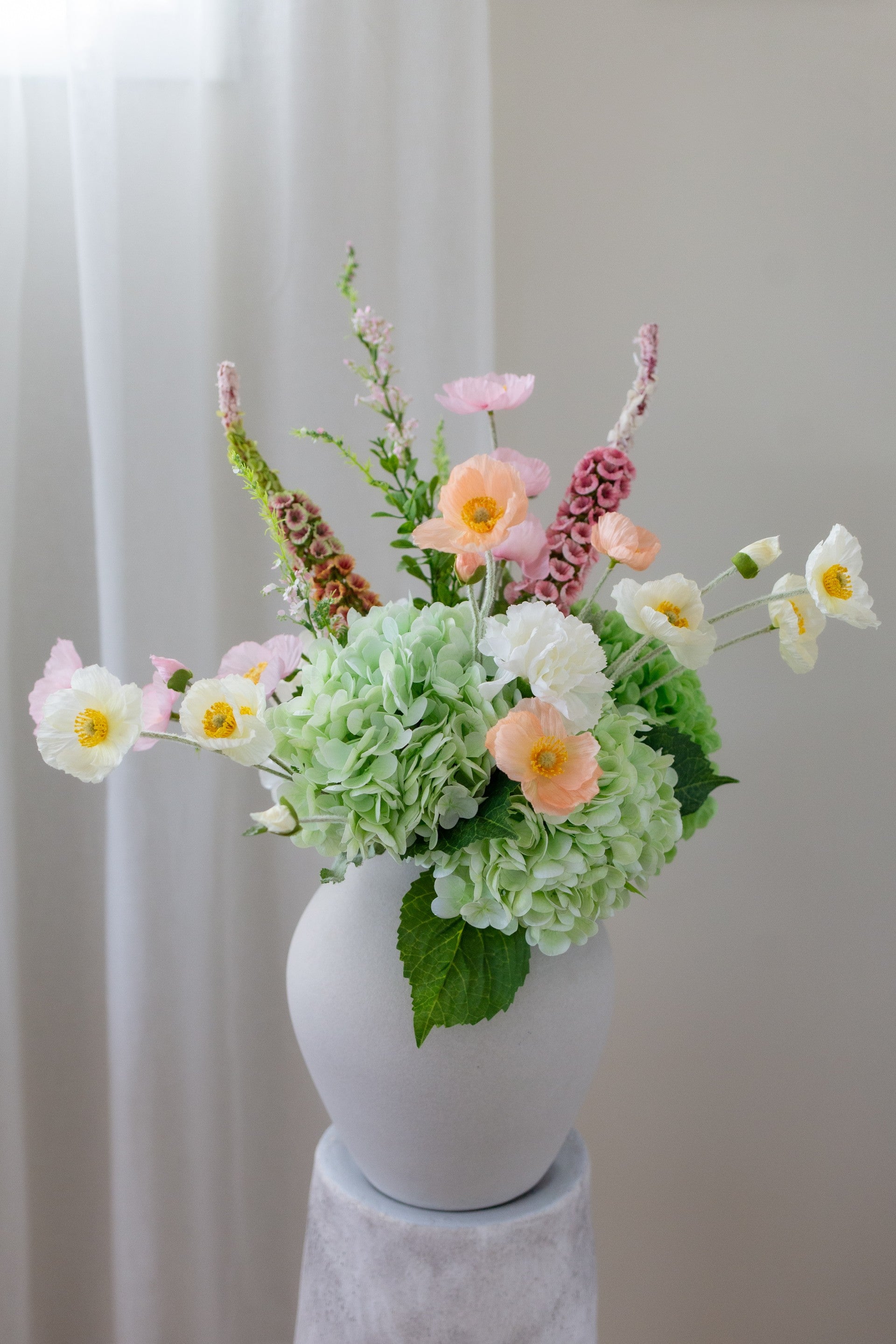 Kunstig blomsterbukett Spire i vase med naturtro kunstige blomster i grønne, hvite og lyse rosatoner