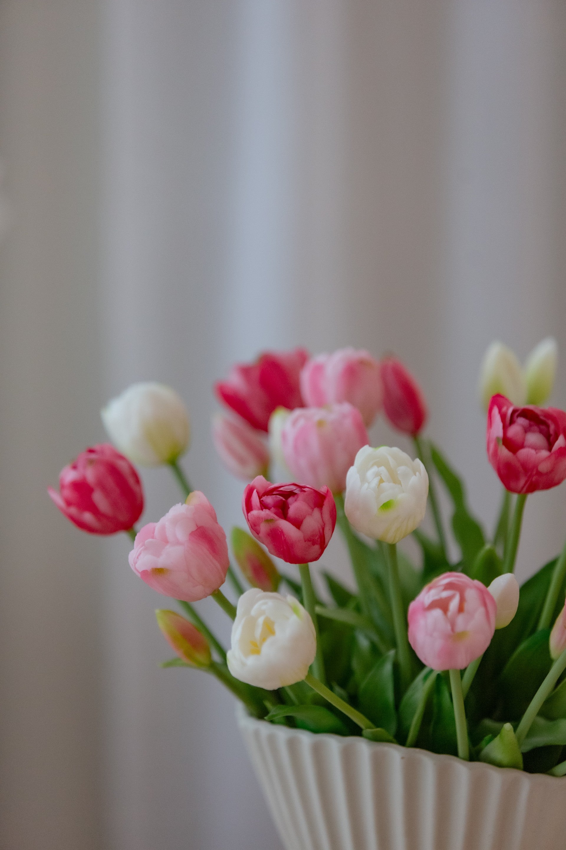 Stor kunstig blomsterbukett brukt som dekorasjon i vase