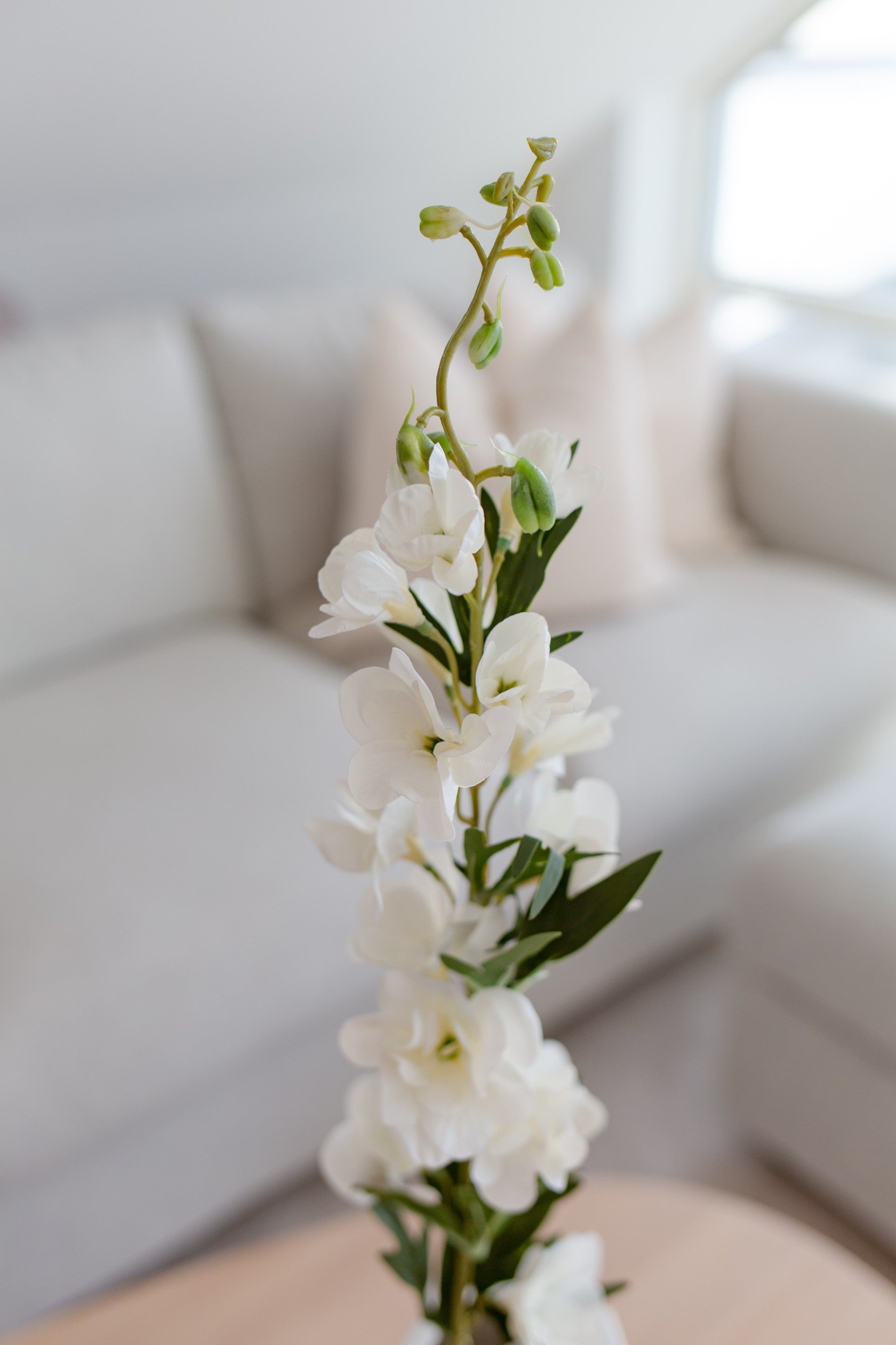 Kunstig delphinium med hvite blomster i vase og naturtro detaljer
