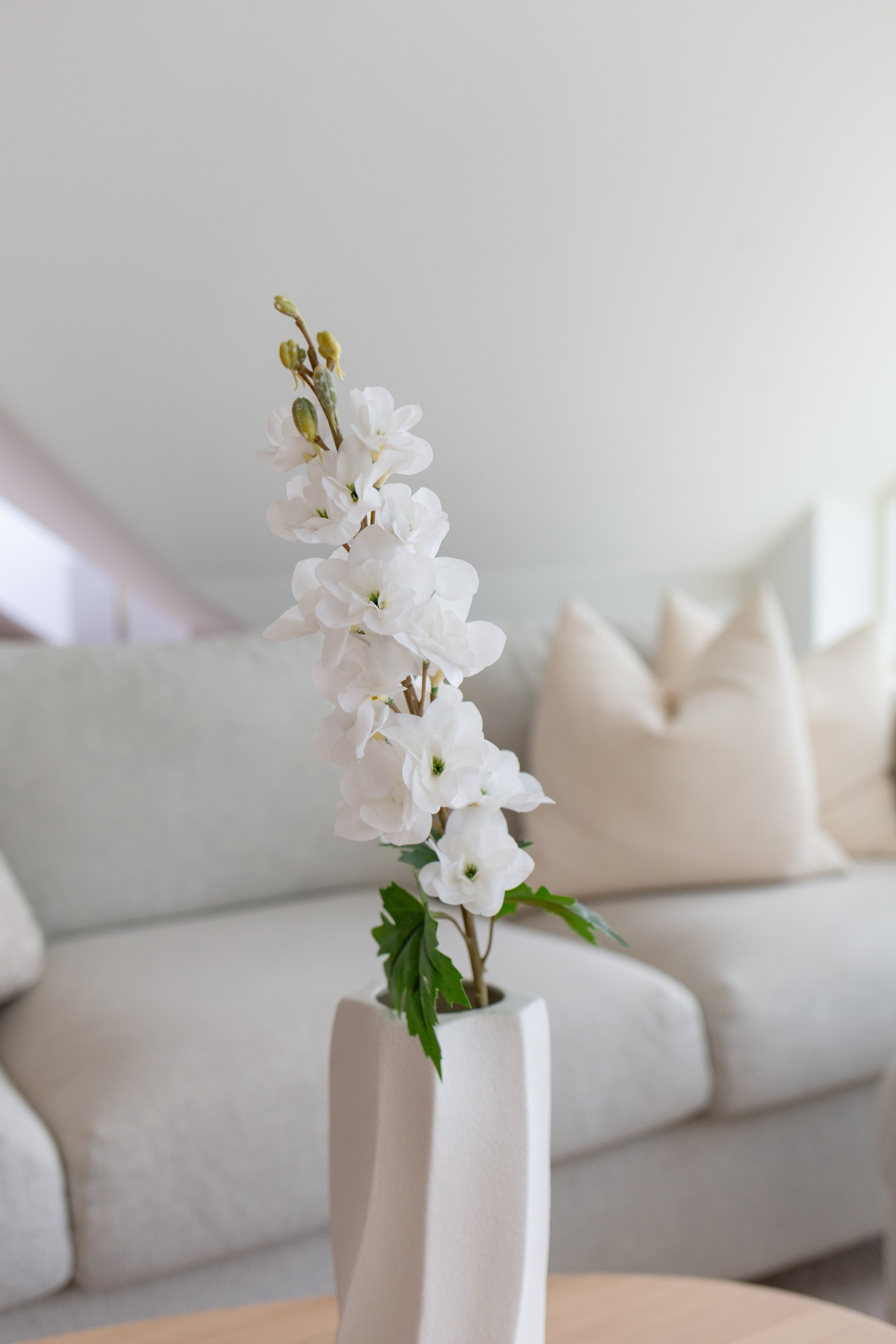 Kunstig delphinium hvit med naturtro blomster i hvit vase
