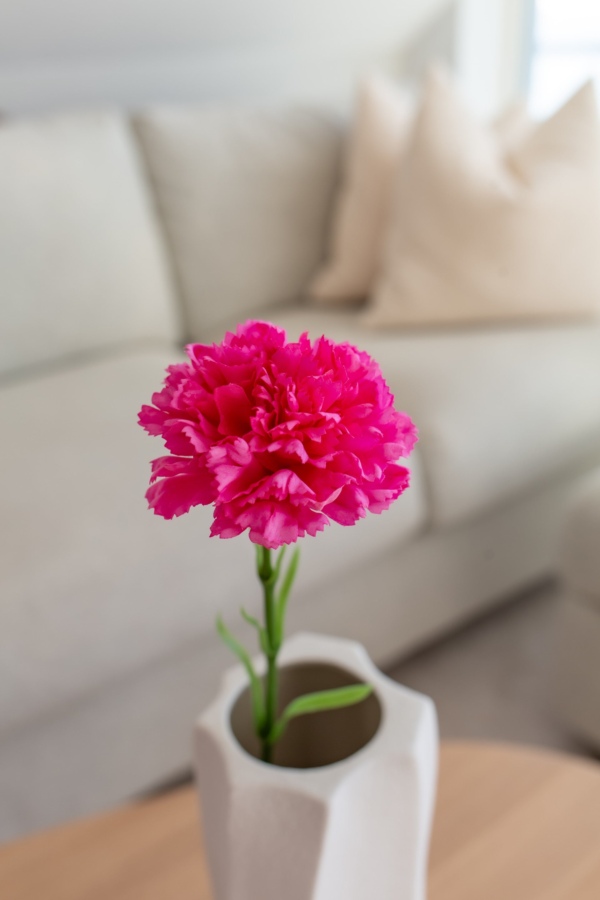 Kunstig nellik mørk rosa med fyldige kronblader i hvit vase