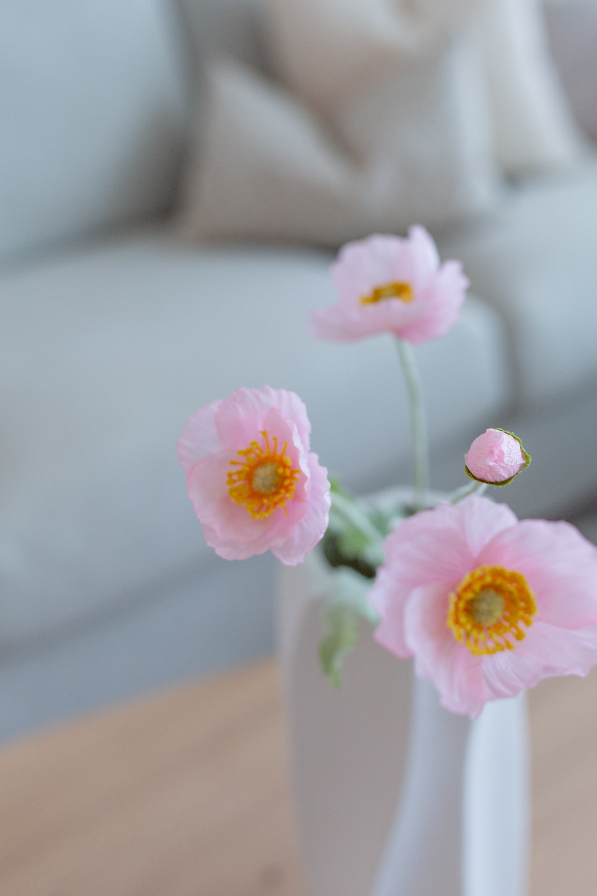Kunstig valmueblomst lys rosa i hvit vase