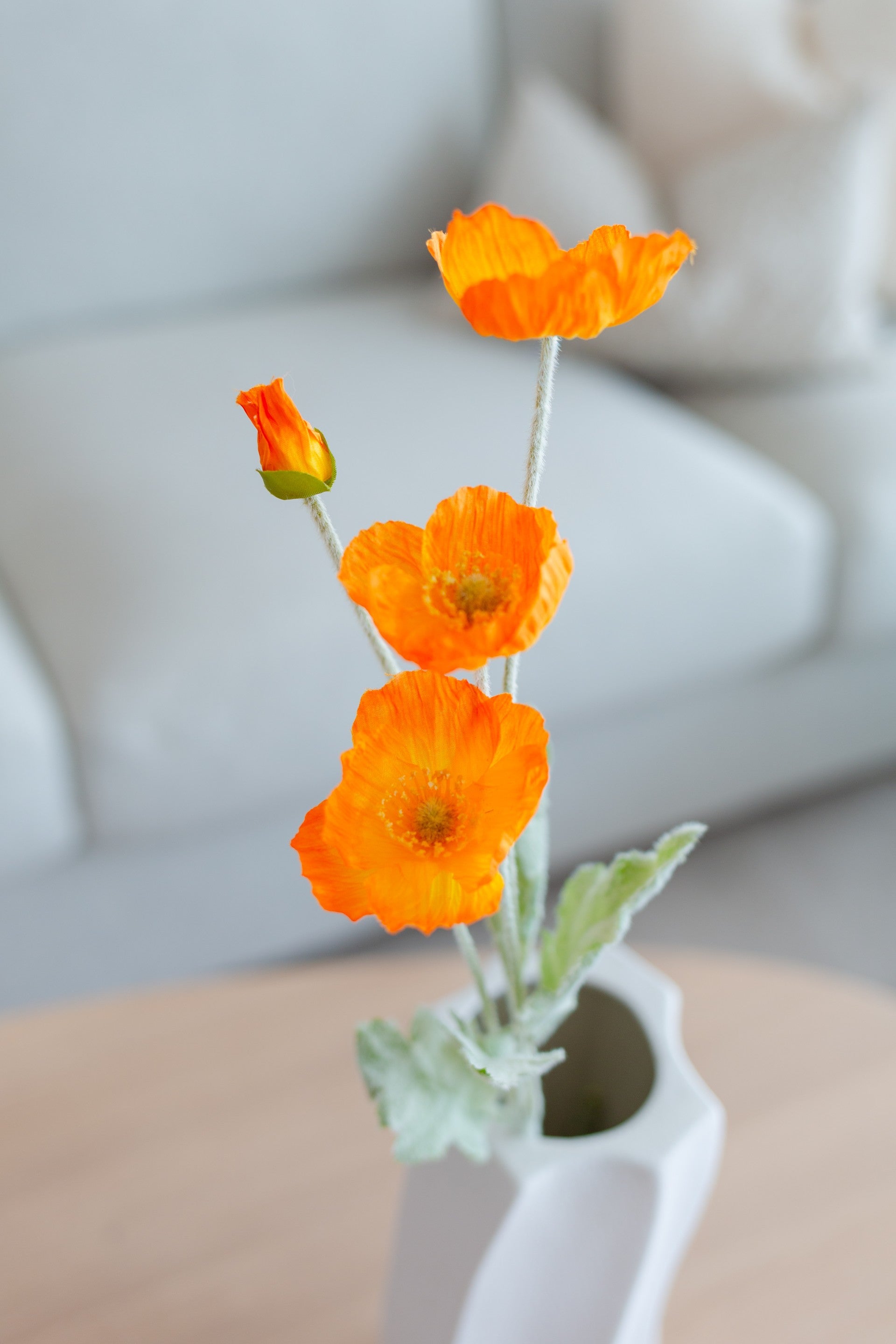 Kunstig valmueblomst oransje i hvit vase