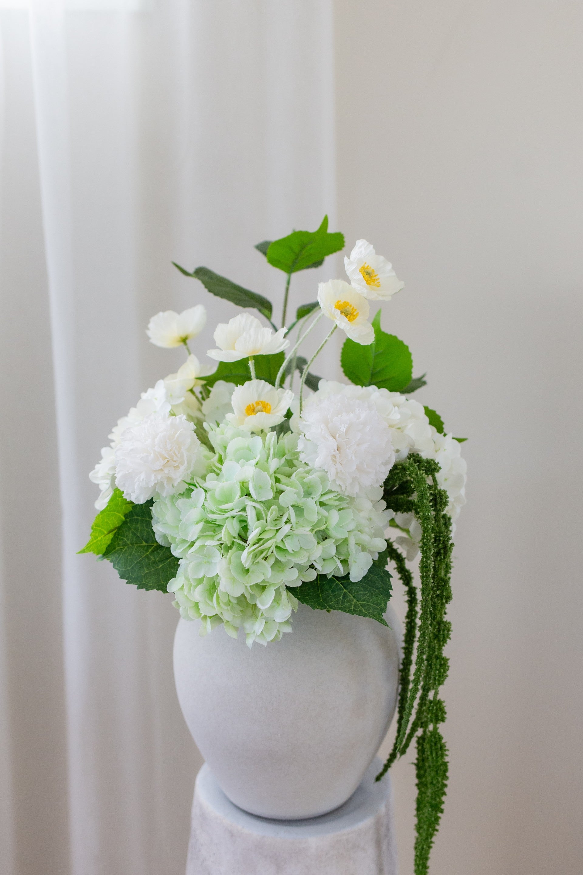 Naturtro kunstige blomster i blomsterbuketten Engeløya arrangert i en hvit vase