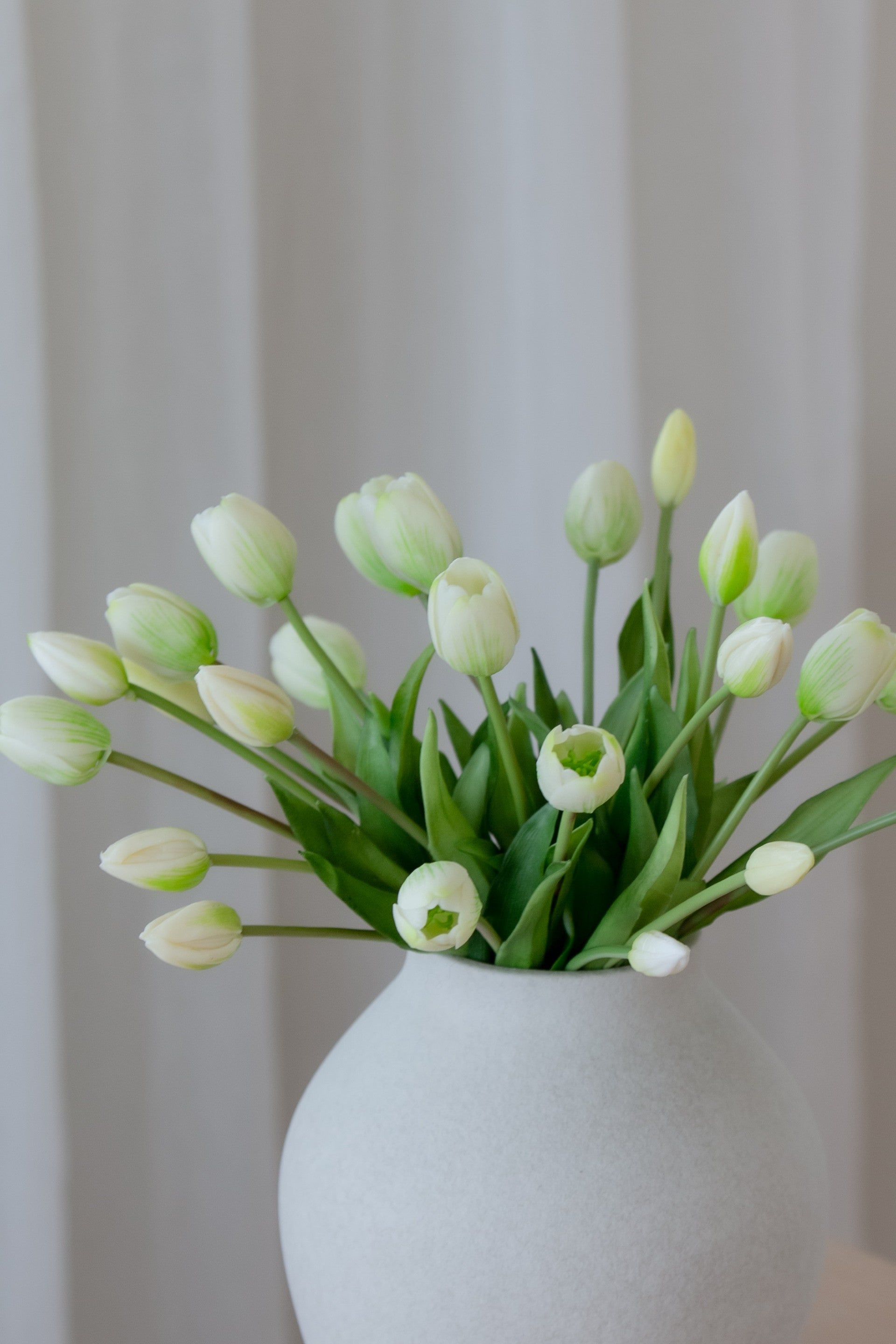 Naturtro kunstige blomster med hvite tulipaner i elegant bukett
