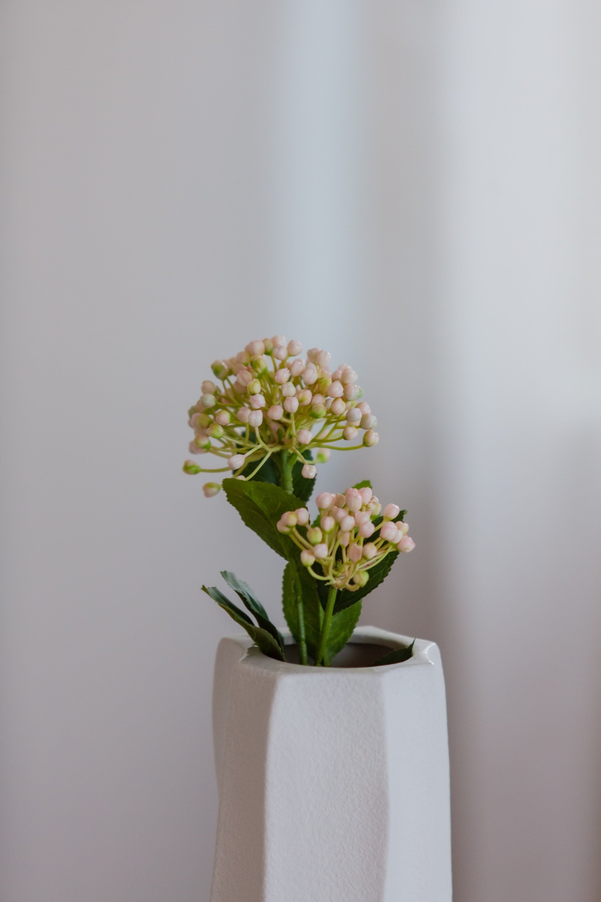 Kunstig hydrangea berry branch i lys rosa farge