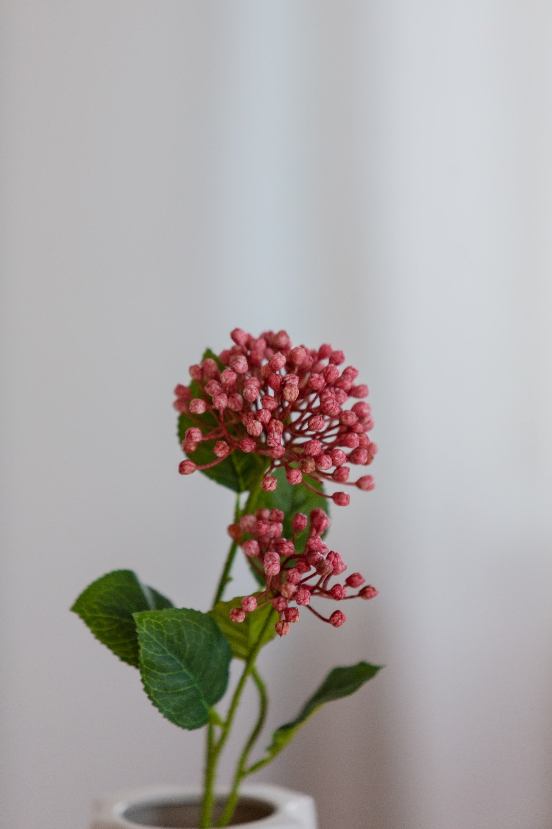 Naturtro kunstig hydrangea stilk i rosa nyanse